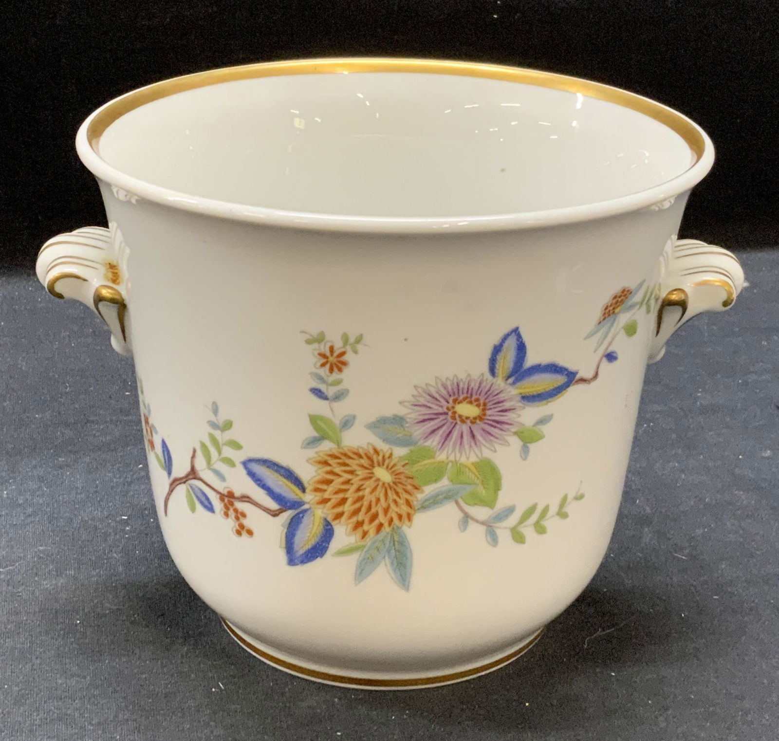 HUTSCHENREUTHER Pasco Porcelain Floral Planter: HUTSCHENREUTHER Pasco porcelain jardiniere Cachepot with floral motif and gilt decoration. Trademarked to underside. Made in Germany. Some surface wear including scratching observed. Measures approx.