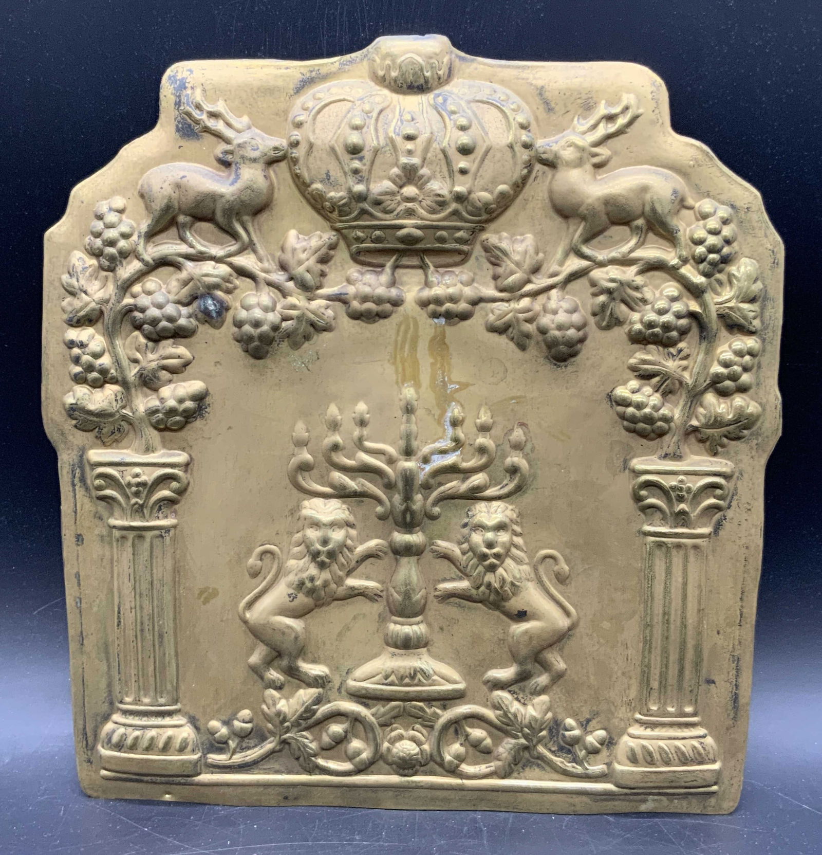 Vntg Brass Tn Lion & Grapevine Motif Wall Plaque (1 of 12)