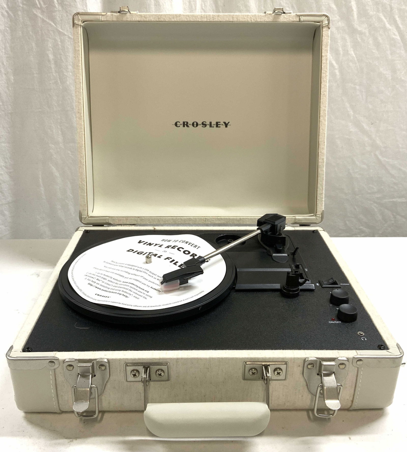 CROSLEY Vintage Record Player In Case (1 of 7)