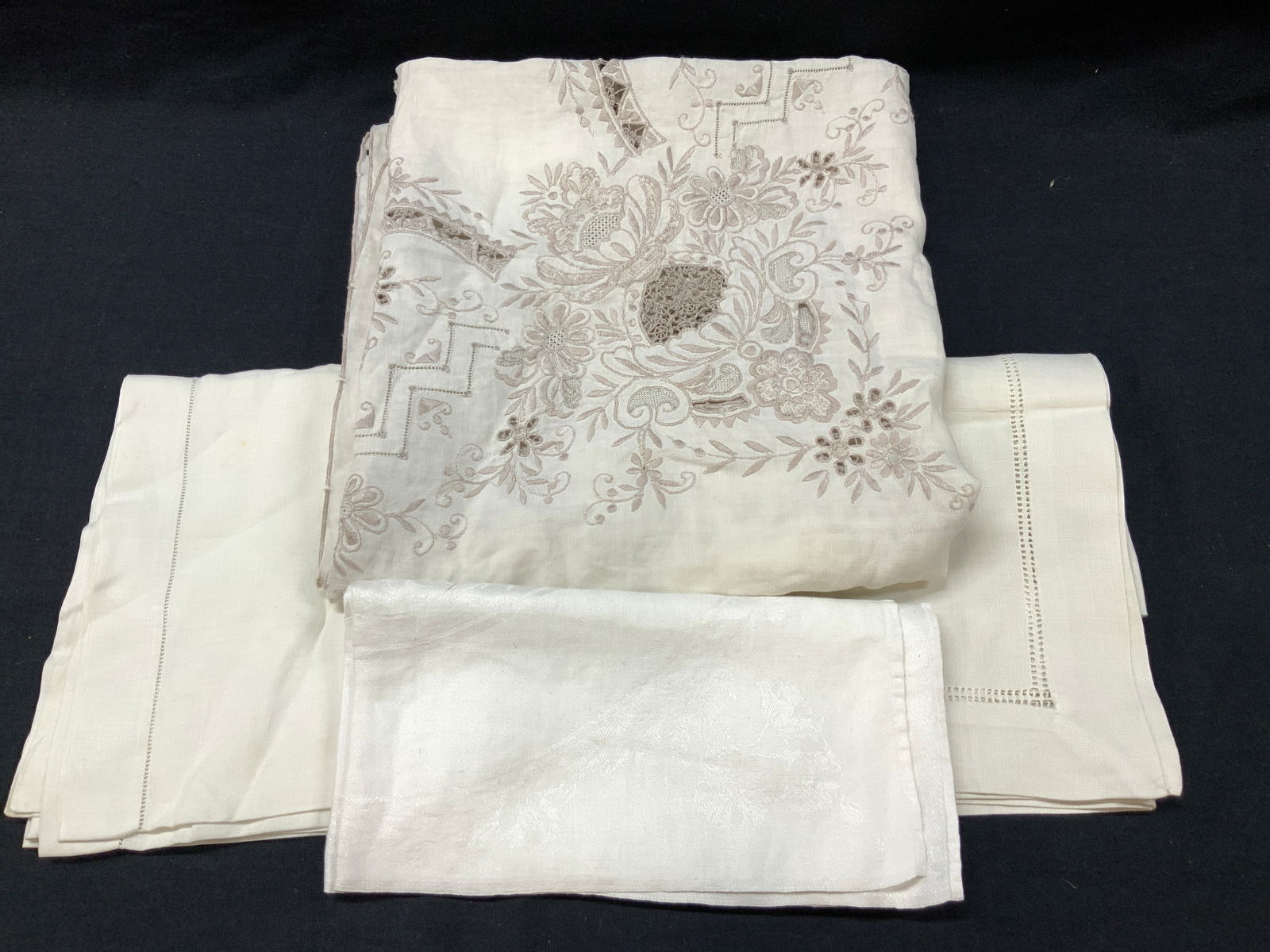 Lot 4 Linen Tablecloths & Tea Towels (1 of 16)