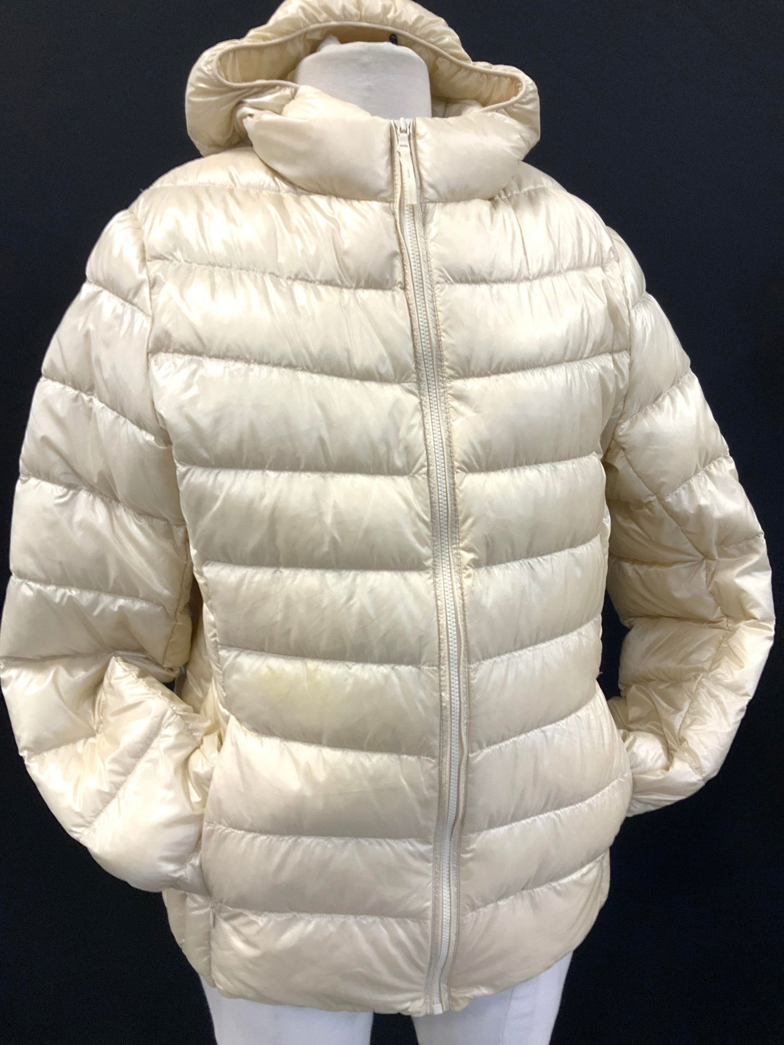 UNI QLO DOWN FILLED HOODED JACKET (1 of 7)