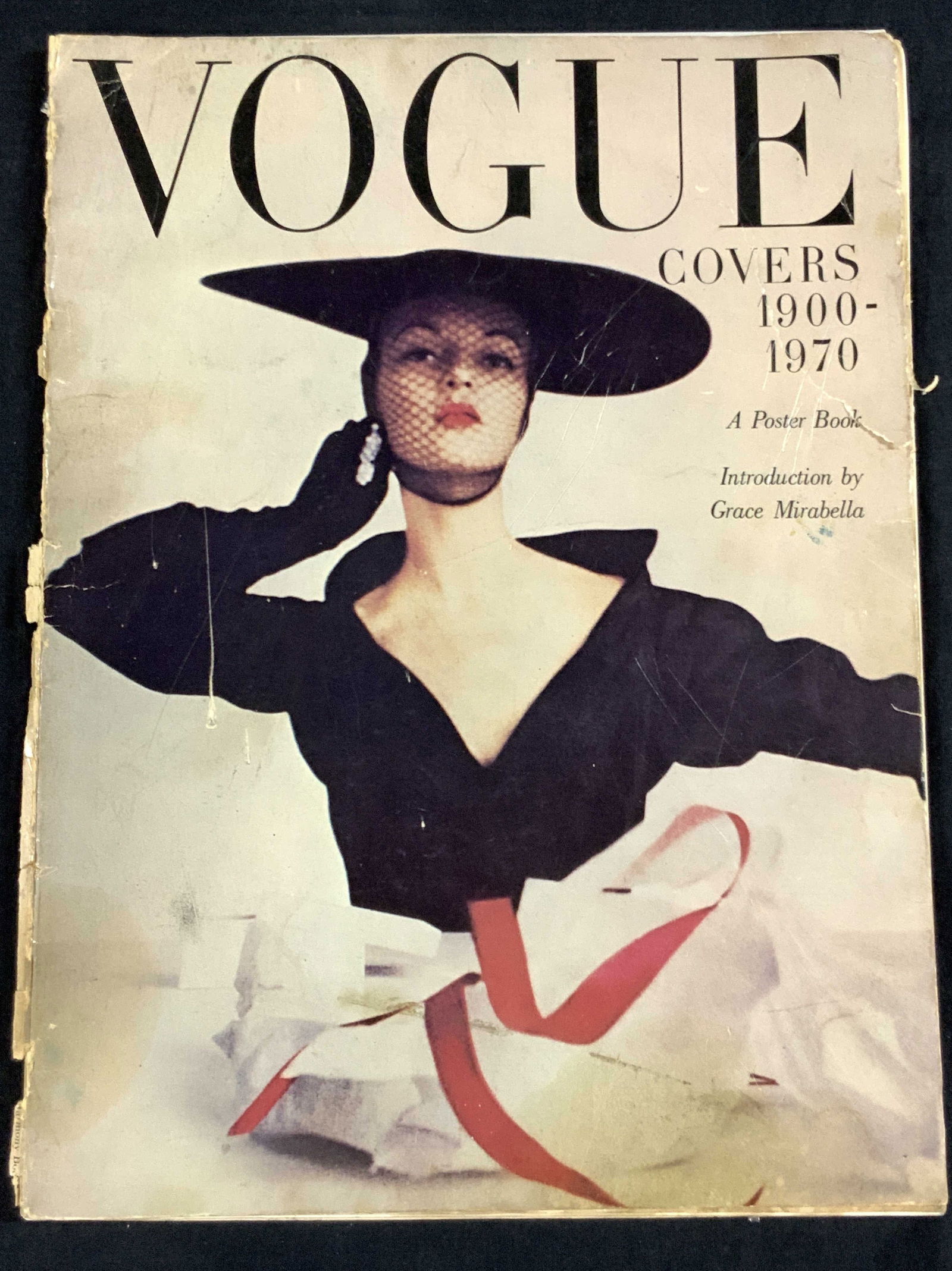Vogue Covers 1900-1970, Vintage Litho Booklet (1 of 18)