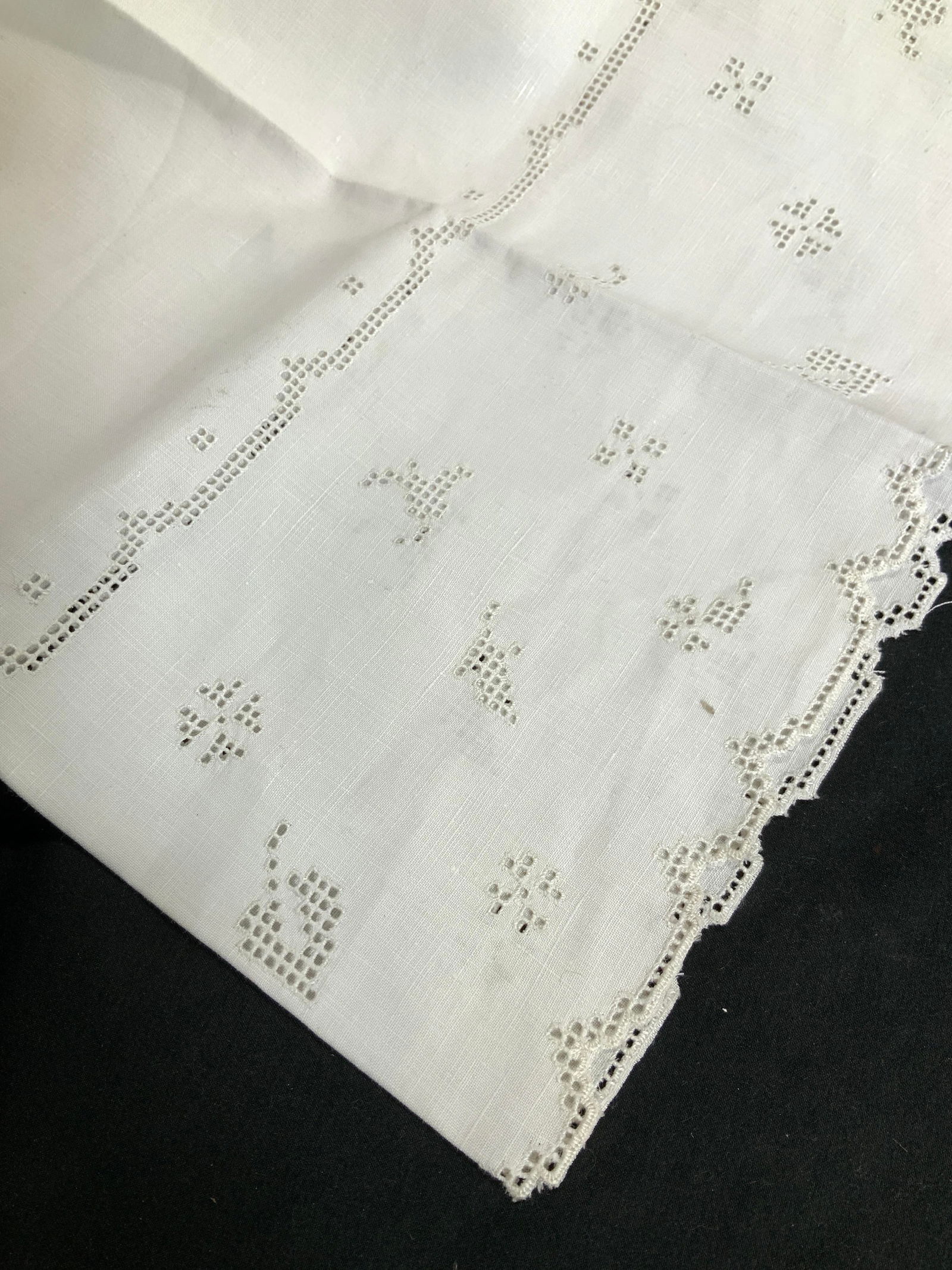 White Linen Tablecloth w Plastic Cover, 2 (1 of 8)