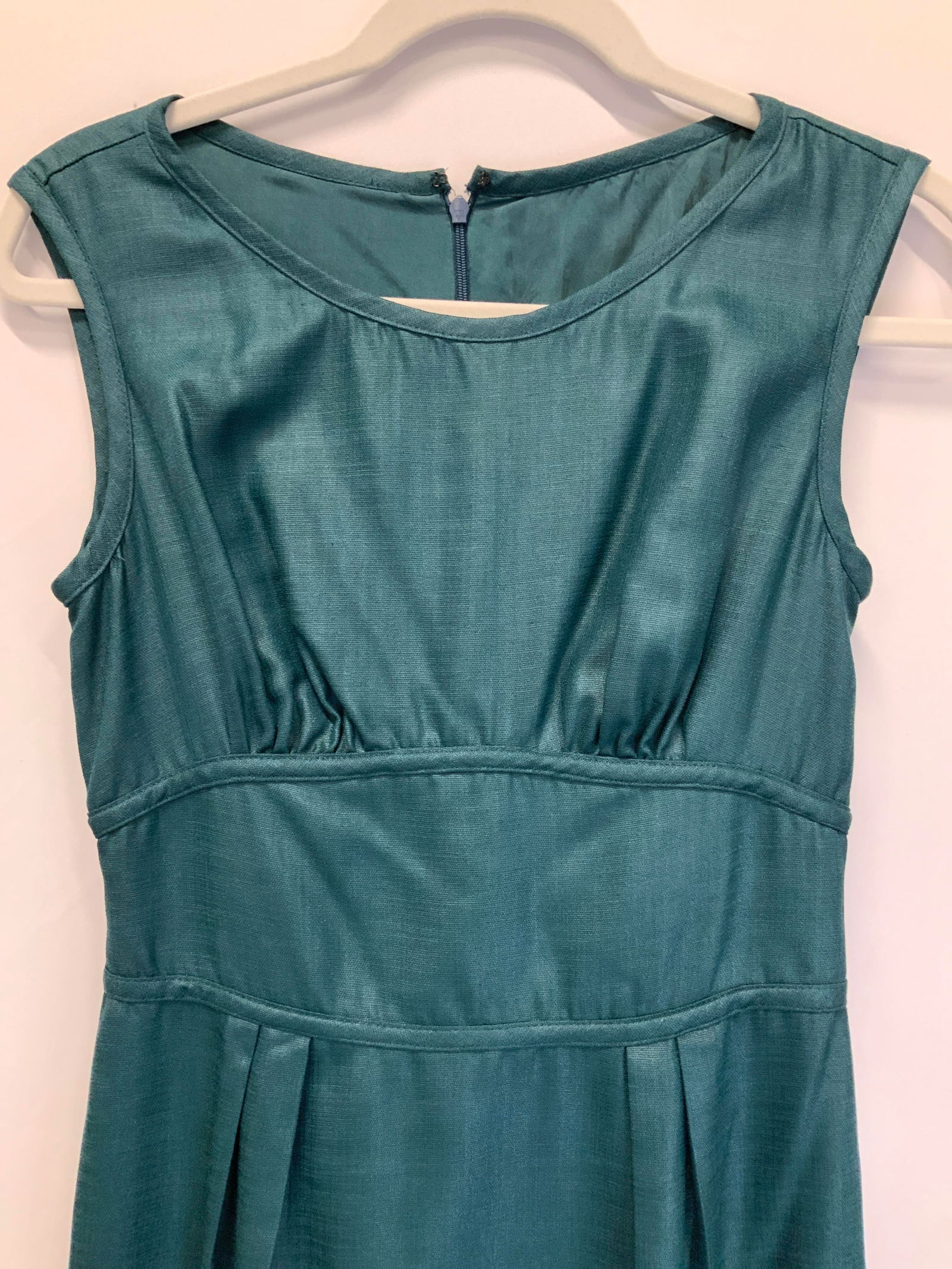 Sleeveless Silk Teal Green Dress w Silk Lining: Ladies teal green dress with silk lining, possibly silk exterior with a linen weave. Size small. Waist 26 in., 30 in hips. 37 in. Long. No label. Dress, Cocktail dress, Professional wear, Wearables, V