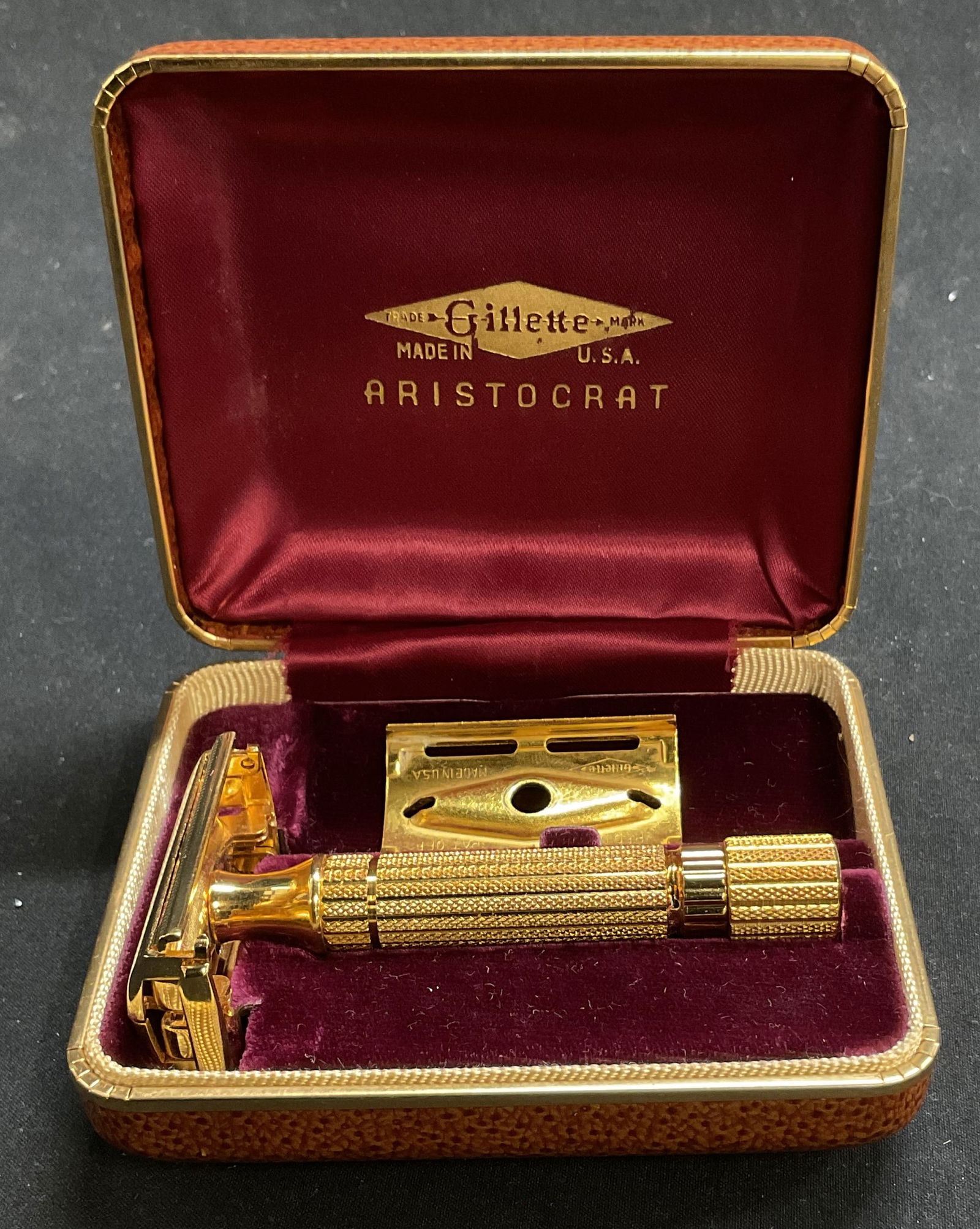 Vintage GILLETTE ARISTOCRAT Safety Razor In Case (1 of 9)