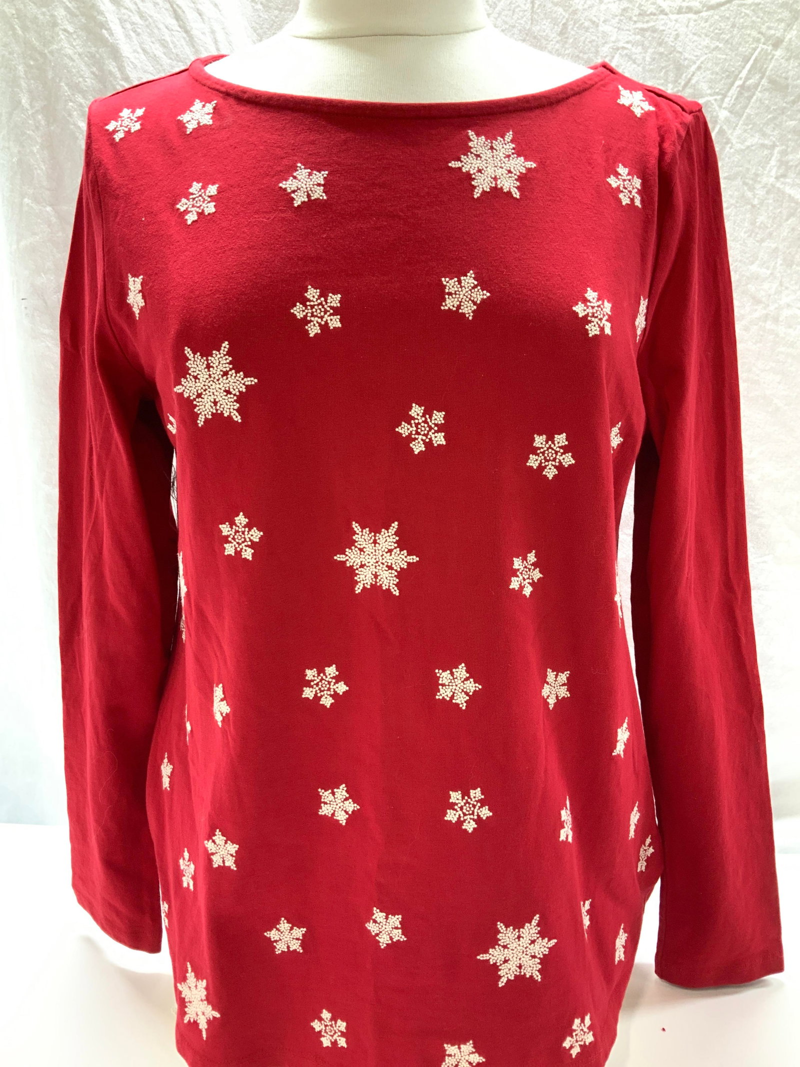 Talbots Red Cotton Shirt w Snowflakes , Sz Med: Talbots red cotton long sleeve shirt with embroidered white snowflakes. Size Medium. Has a generous fit, May fit size large. Holiday wear, Christmas Snowflake shirt, Christmas Color Shirt, Red cotton 