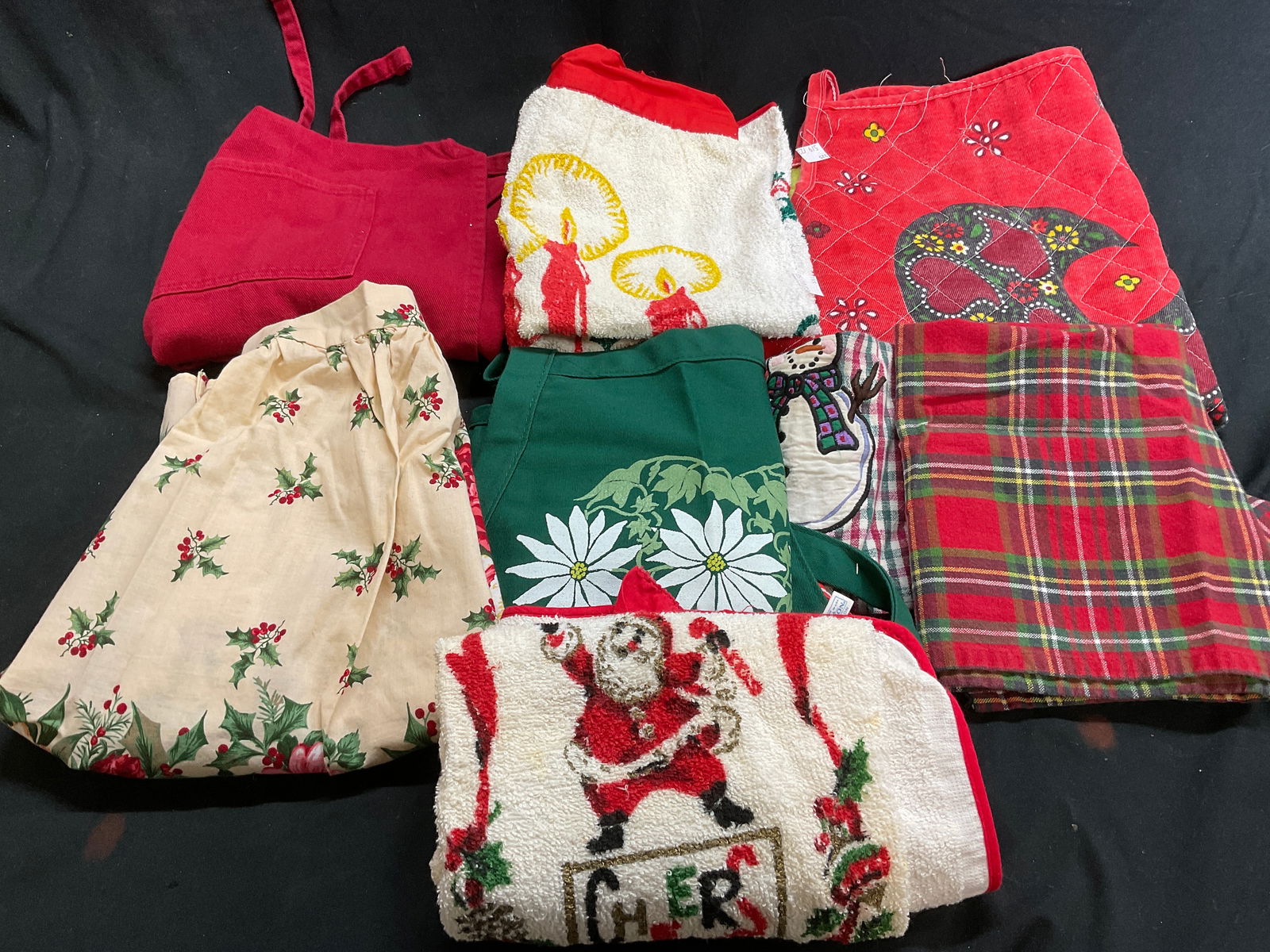 Lot 8 Holiday Themed Linens and Aprons (1 of 20)