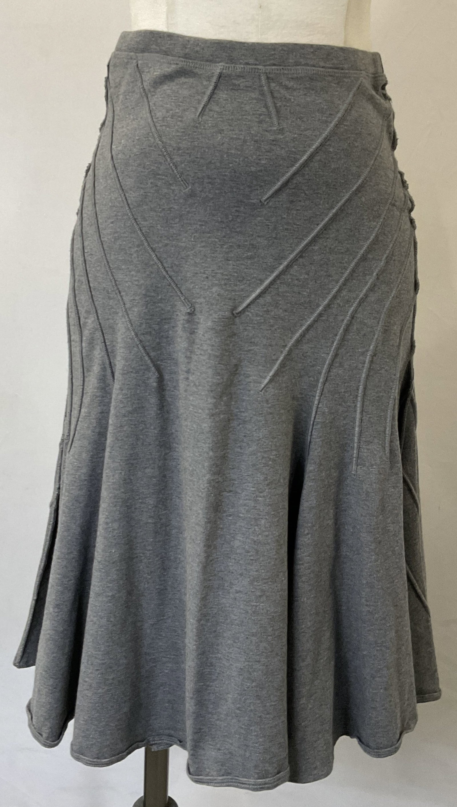 JON Gray Cotton Mix Halo Midi Skirt: JON Gray Cotton Mix Halo Midi Skirt. Gray design with geometric lined seams. A-1 line style. Size S. Some surface wear consistent with age and use. Fall SKIRT, winter skirt, Cotton Blend Skirt, Gray s