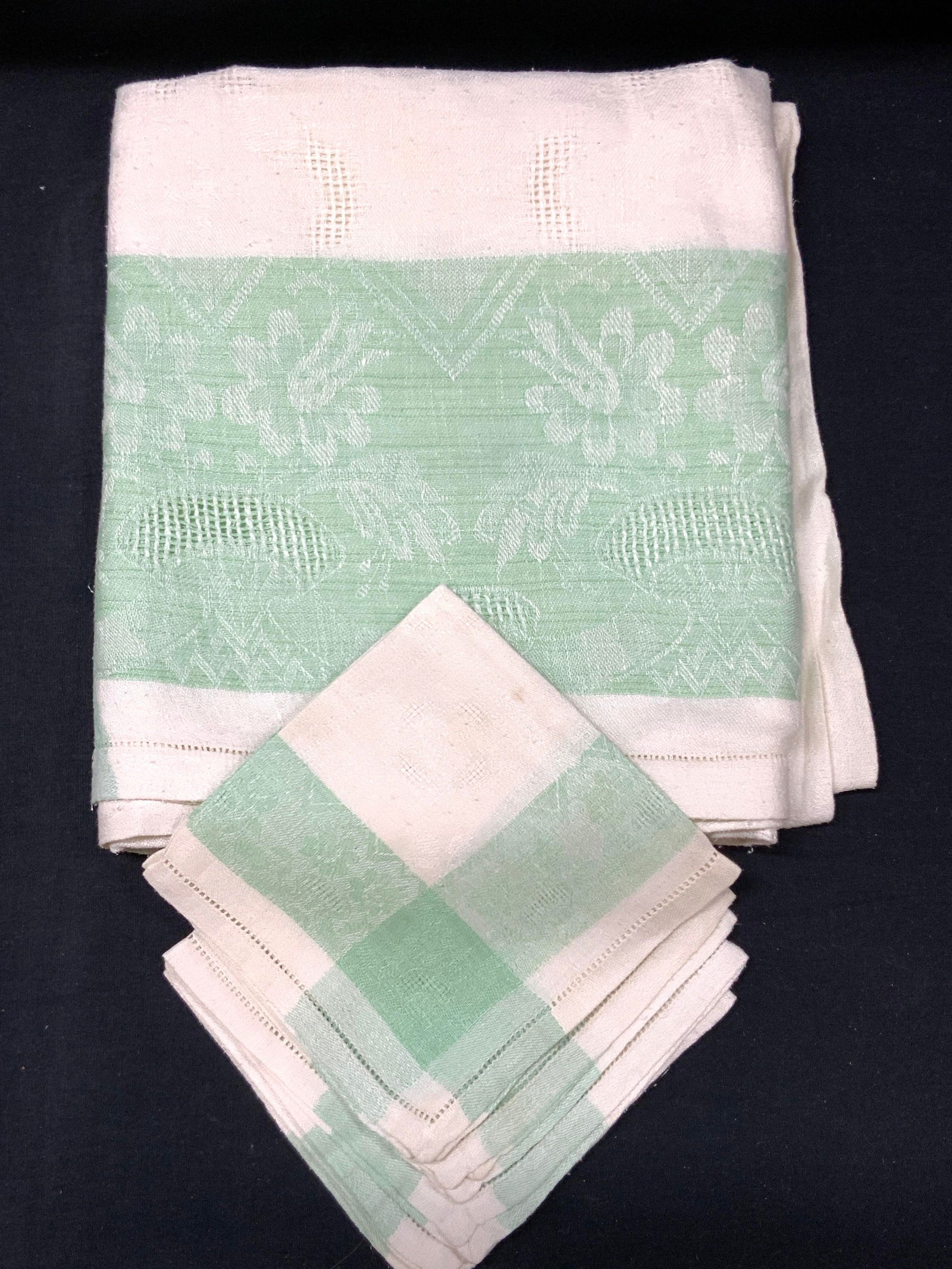 Set 5 Table Cloth & Napkins (1 of 10)