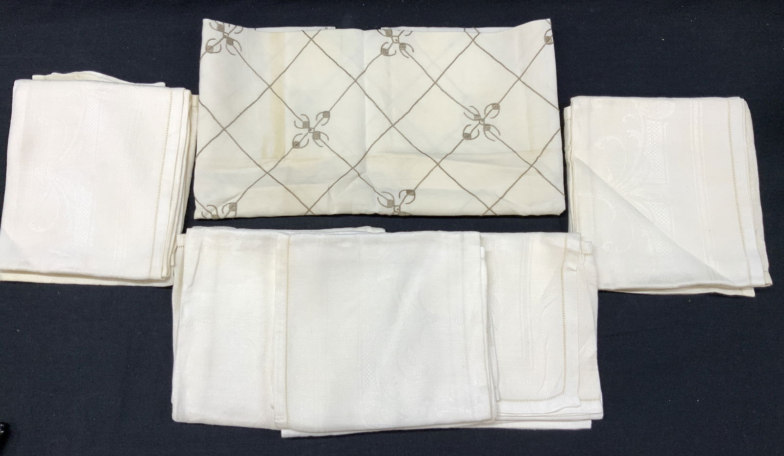 Lot 11 Cotton Tea Towels & Embroidered Tablecloth (1 of 11)
