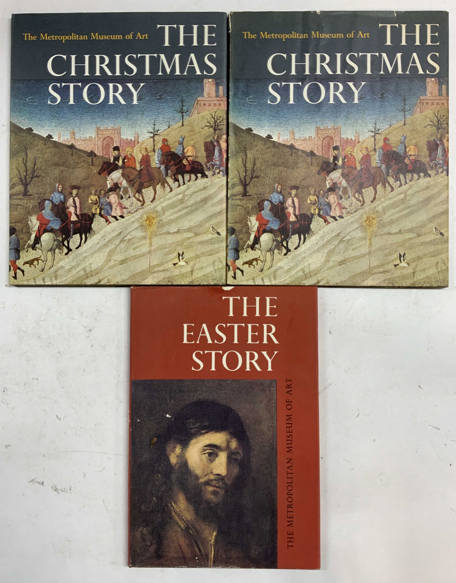 3 Vntg Metropolitan Museum Of Art Books, Ilus 1966: Lot includes THE STORY OF EASTER (Publ 1967) & 2 THE CHRISTMAS STORY (Publ 1966) books. Each book is vintage. Books tell stories of Christmas or Easter. Books are each vintage. Largest book measures a