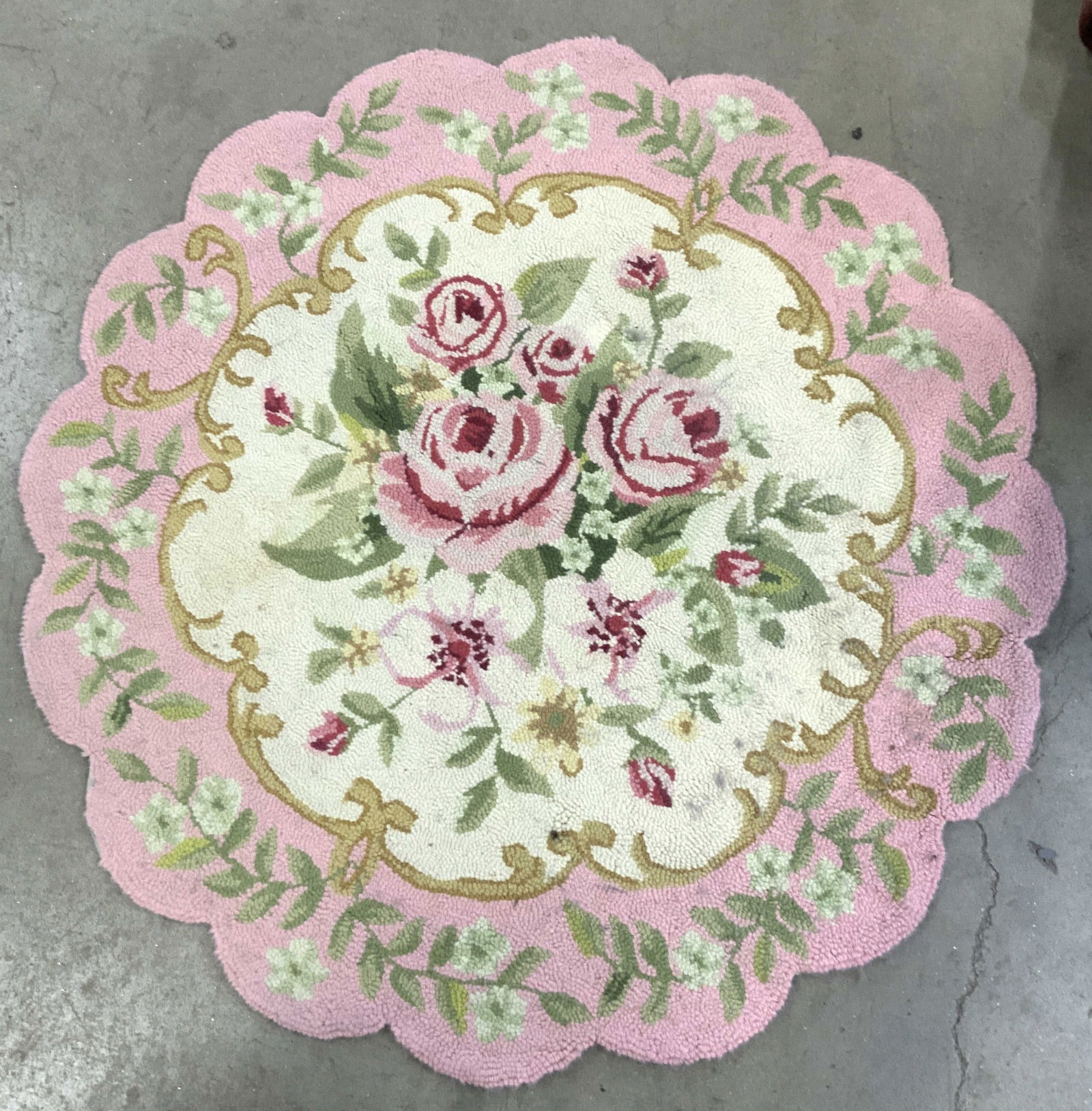 Scalloped Wool Pile Pink Rose Accent Rug (1 of 7)