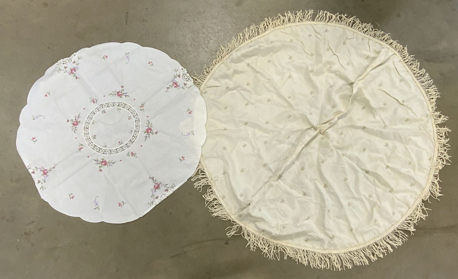Lot 2 Vintage Circular Tablecloths / XL Doilies (1 of 10)