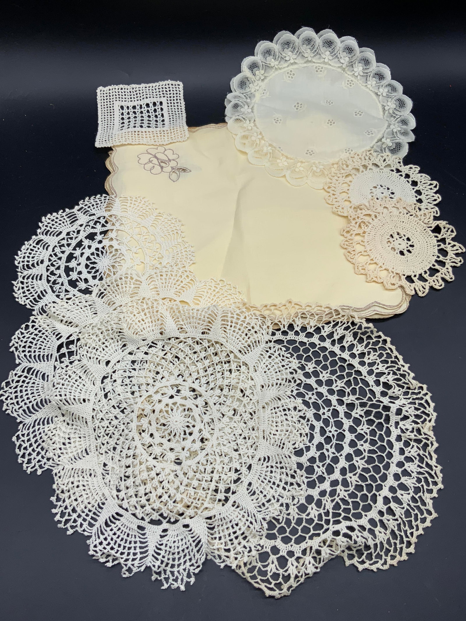 Group Lot Vintage Fabric Table Napkins & Doilies (1 of 11)
