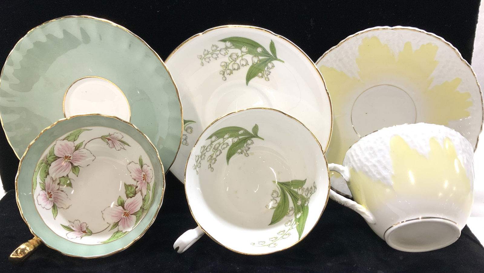 Aynsley, Royal Grafton China Tea Cups & Saucers, 6: 3 pairs of porcelain Tea cups & Saucers. Botanical motif. Gilt rims and handle. 2 pairs are in Like new condition. Royal Grafton Lily of the valley floral tea cup and saucer . Saucer Approx 5.5 in. Wi
