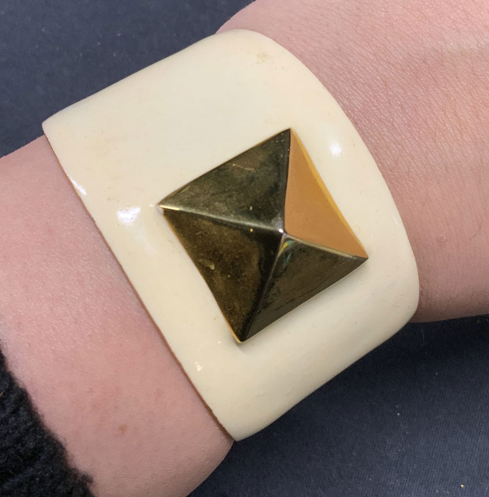 KENNETH LANE KJL Cream Gold Tone Stud Cuff (1 of 7)