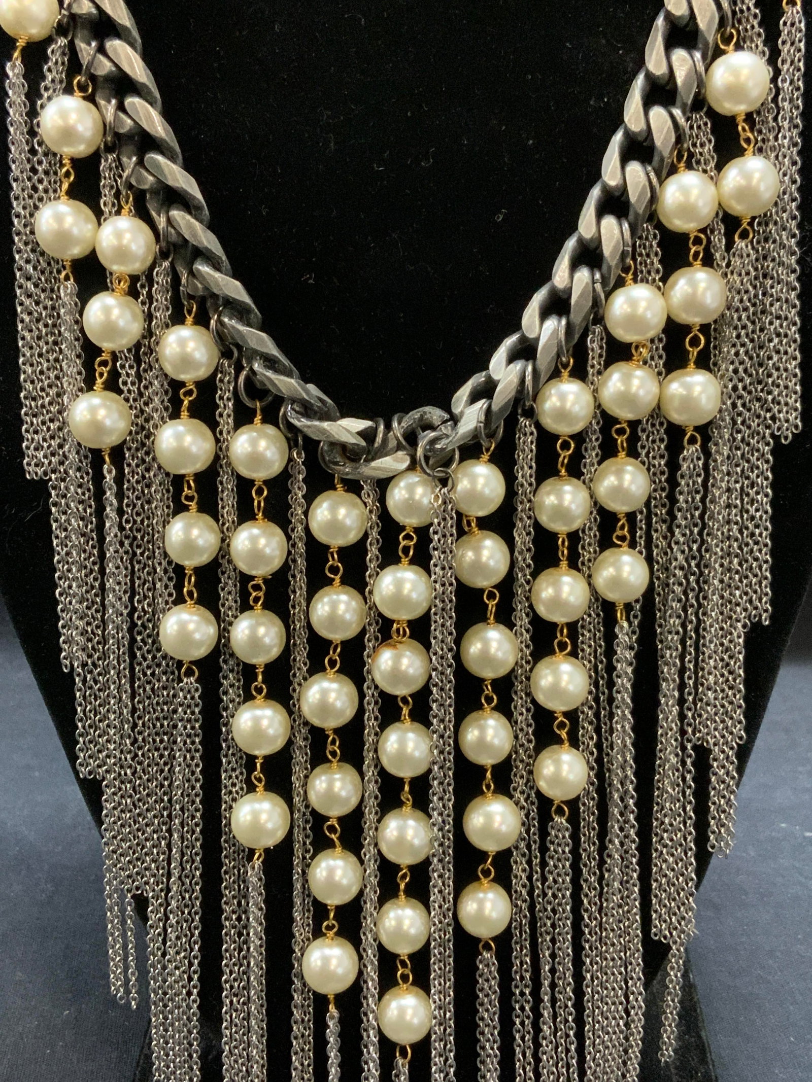 Silver Tone Faux Pearl Beaded Dangle Necklace: Silver tone faux pearl beaded and chain dangle necklace. Necklace drop length approx. 9.5 inches. Faux pearl and chain drop length approx. 9.5 inches. Some surface wear including scratching observed. 
