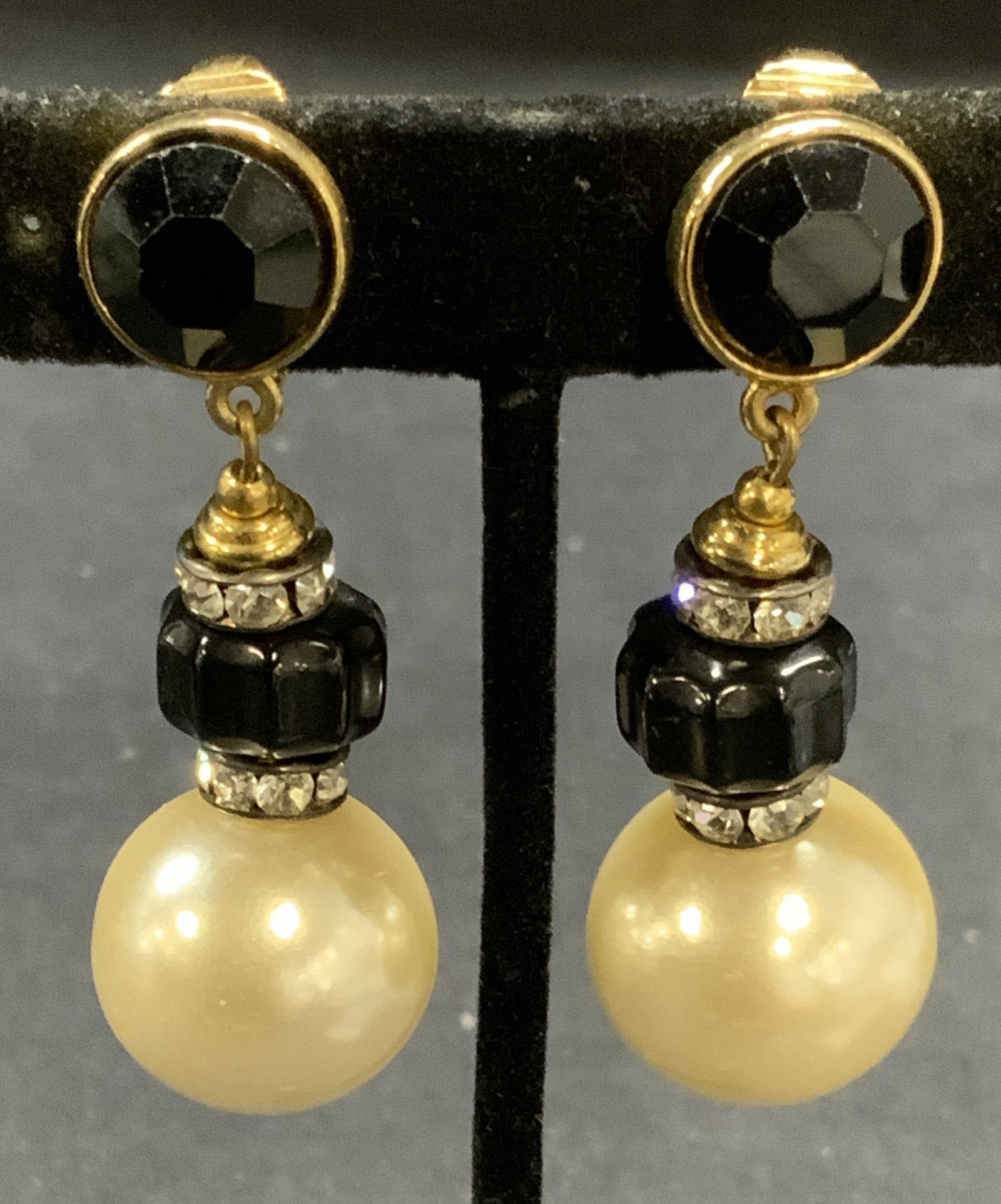 BEN AMUN Gold Tn Black Crystal Faux Pearl Earrings: Vintage Ben Amun gold tone black crystal and faux pearl decorated dangle clip on earrings. Signed to underside. Measures approx. 2.25 x .75 inches. Some scratching observed. Estate jewelry, costume je