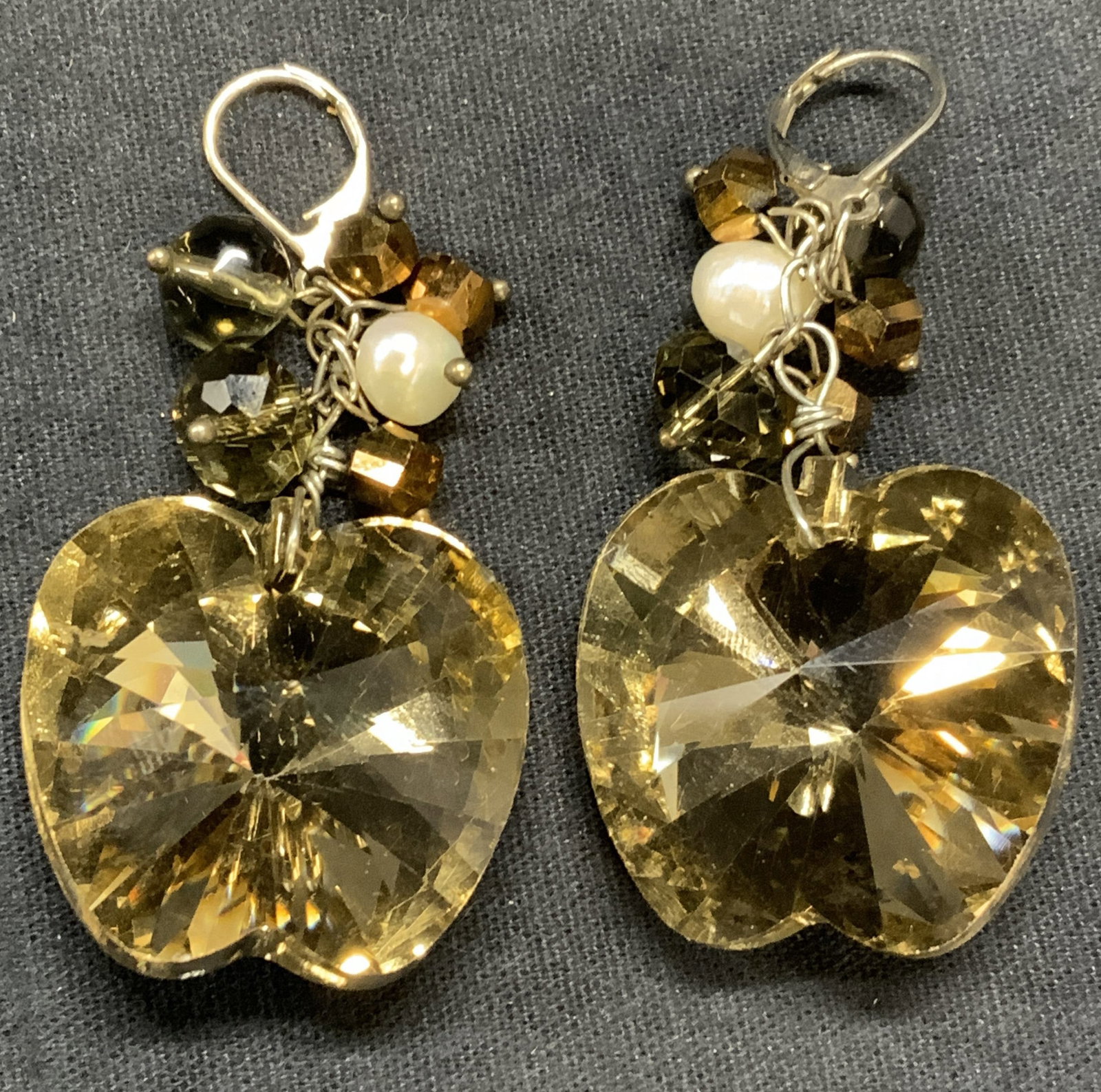 Copper Tn Crystal & Pearl Apple Dangle Earrings: Vintage copper toned glass crystal apple dangle earrings with crystal and pearl beaded decoration. Hook backings. Measure approx. 2 x 1.25 inches. Some scratching observed. Includes jewelry box. Estat