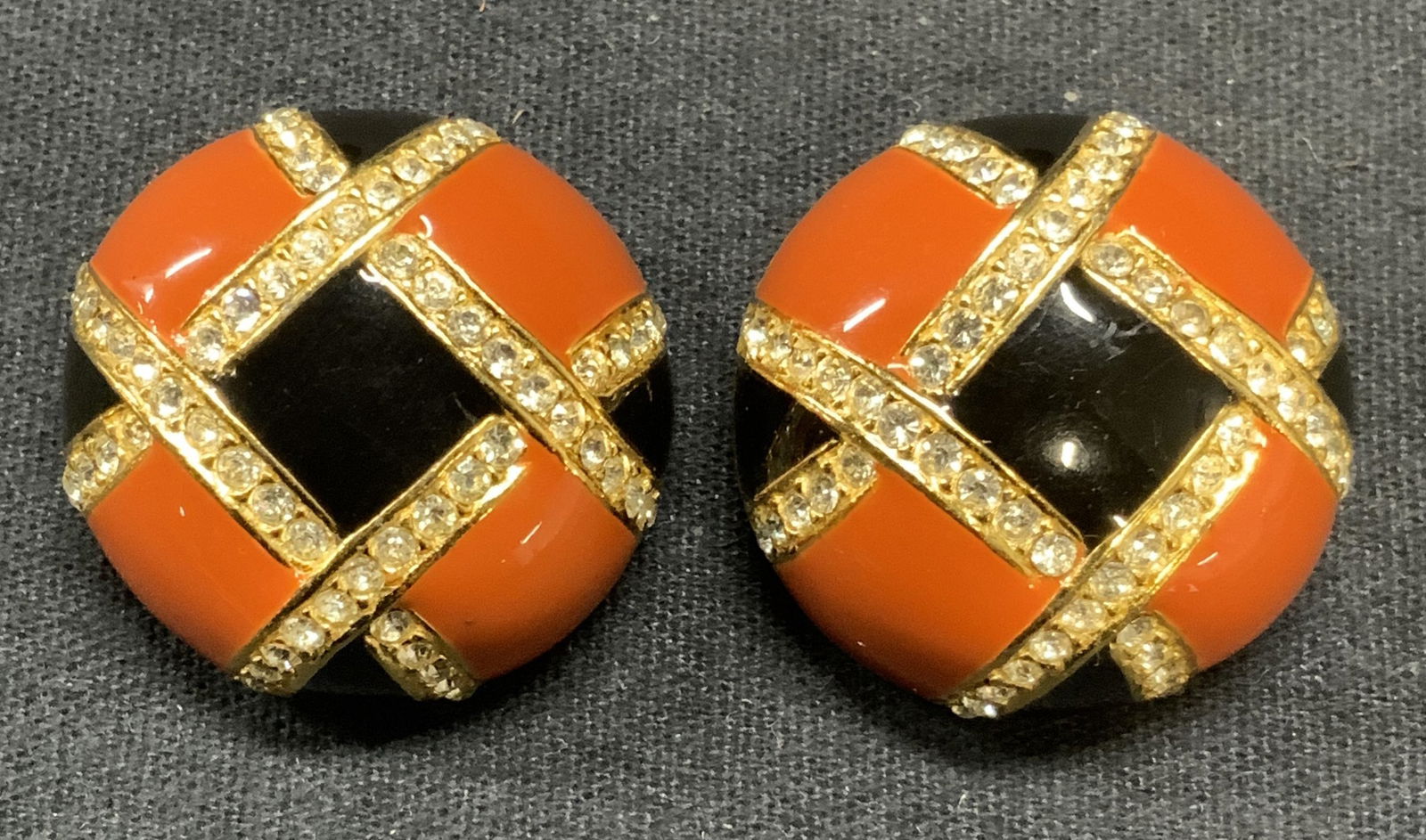 CINER Gold Tone Enamel & Crystal Earrings: Vintage CINER gold tone red snd black enamel and colorless crystal decorated clip on earrings. Signed to underside. Measure approx. 1 inch diameter. Some scratching observed. Includes jewelry box. Est