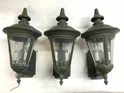 Set 3 Vtg Outdoor Metal Wall Coach Lamps 20in: Lot includes 3 lamp. Wall lamps are vintage. Each piece is metal and glass. Lower end of each piece has artichoke shaped finial. Each measures approx 20 inches tall 9 inches wide 10.5 inches deep. Lam