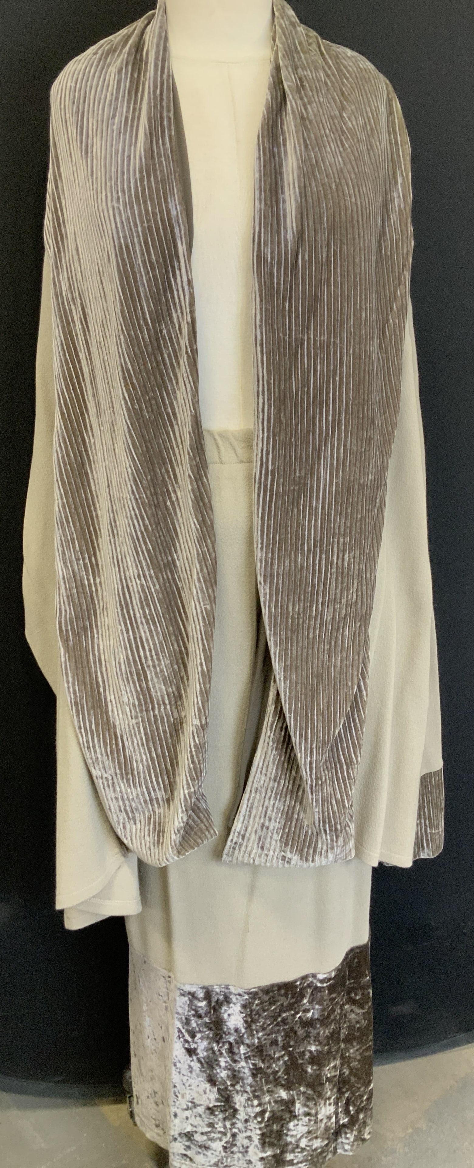 Le Maglie 2 Pc Skirt & Jacket Wool Outfit, Italy: Ankle length skirt and long over jacket with Mocha crushed velvet trim and Light taupe color. Stretch waist tube skirt, 28 in. Waist, max 30 in. Length 38.5 in. Jacket is much larger, for a plus size 