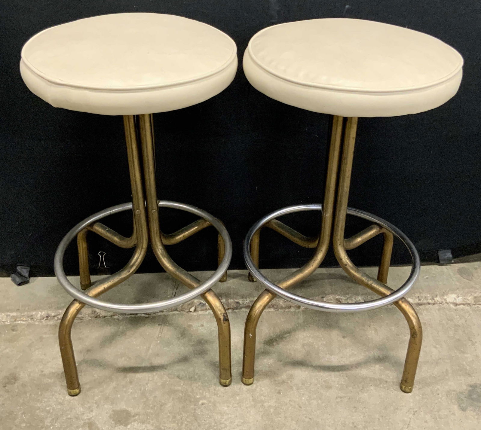Pr Vintage White Leather Chrome Brass Bar Stools (1 of 14)