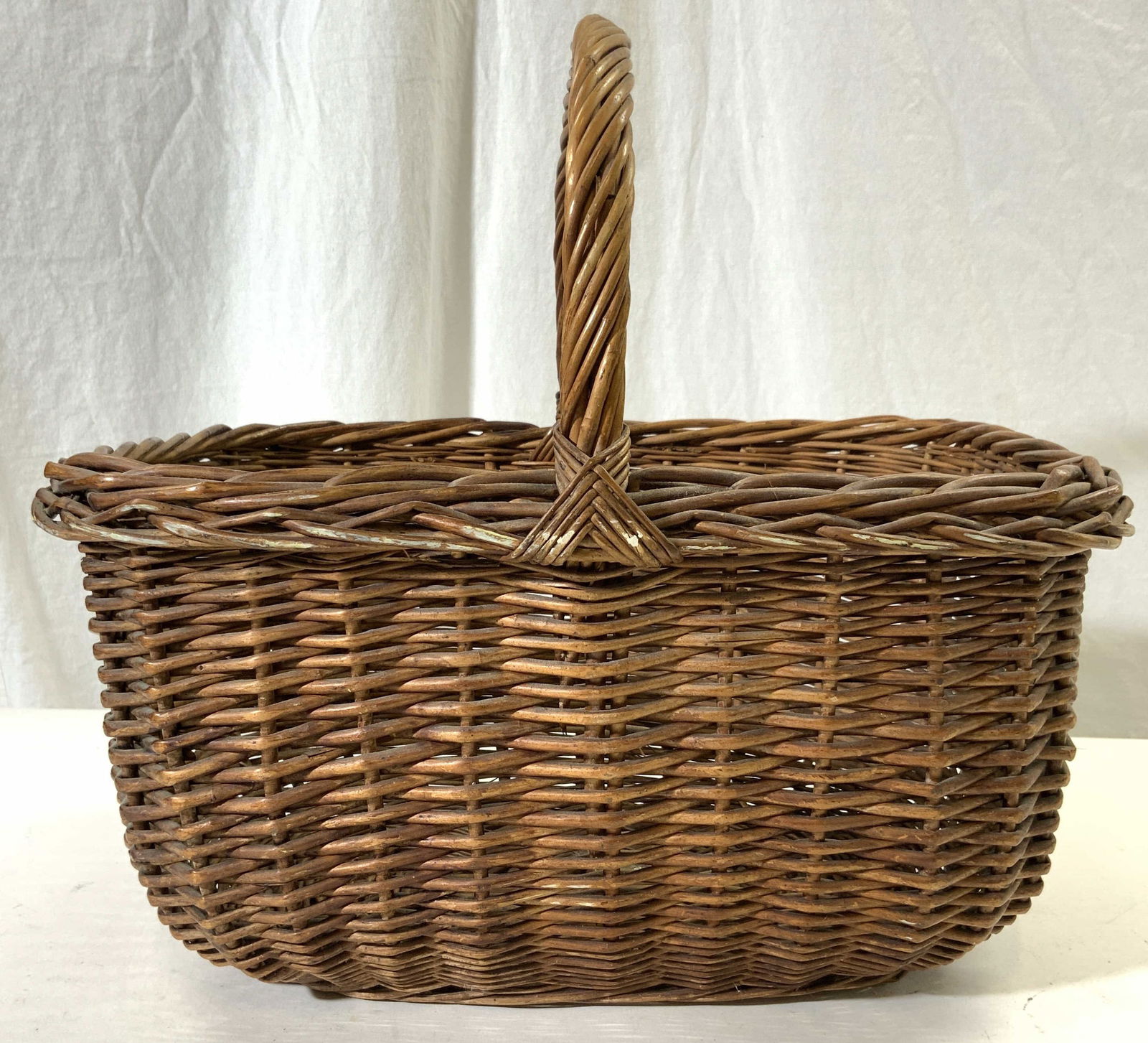 Vntg Woven Wicker Basket Light Brown W Handle (1 of 6)
