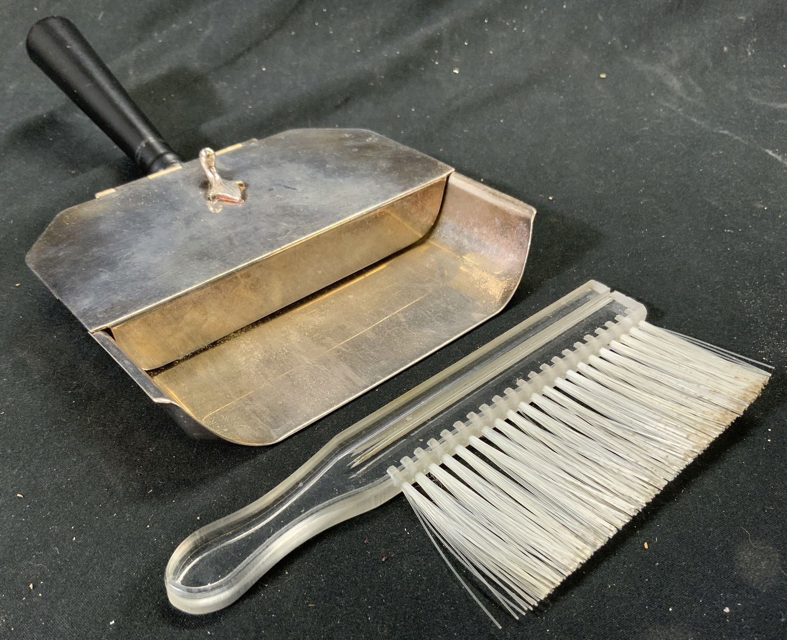 SHEFFIELD SILVER Co Silver Pl Crumb Catcher &Brush (1 of 8)