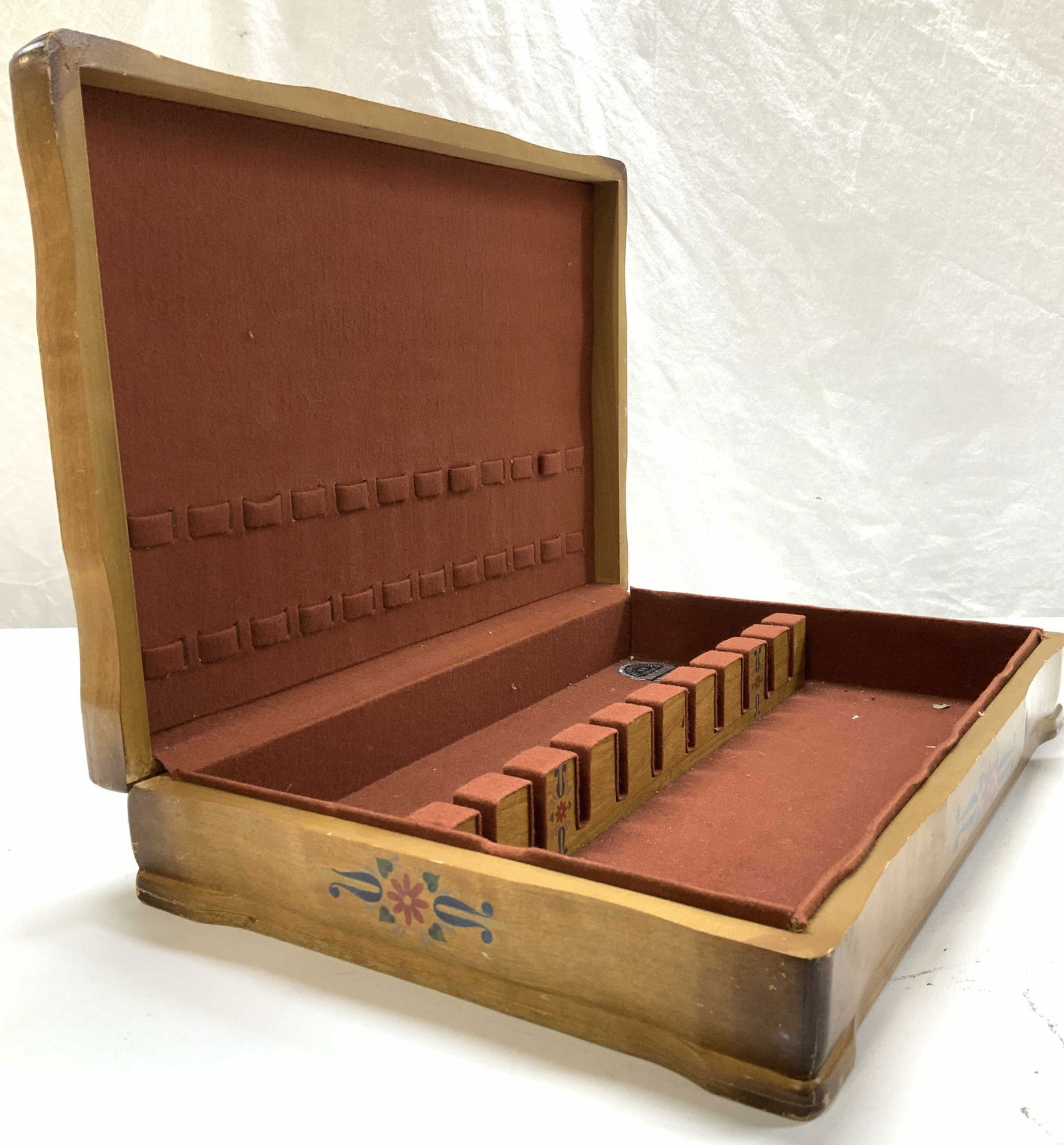 The International Silver Co Flatware Chest (1 of 8)