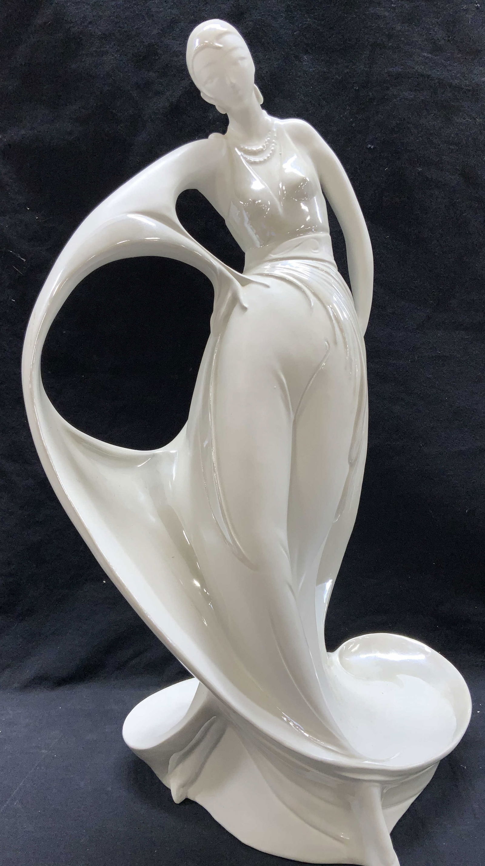 Vntg Dara Intl Access Art Deco Porc Statue 22i 1983: Vintage Art Deco Porcelain female statue. All white with partial iridescent glaze. Satin porcelain , hallmarked with a sticker label on underside. ca. 1983 Dara International Accessories Ltd.. 22 in.