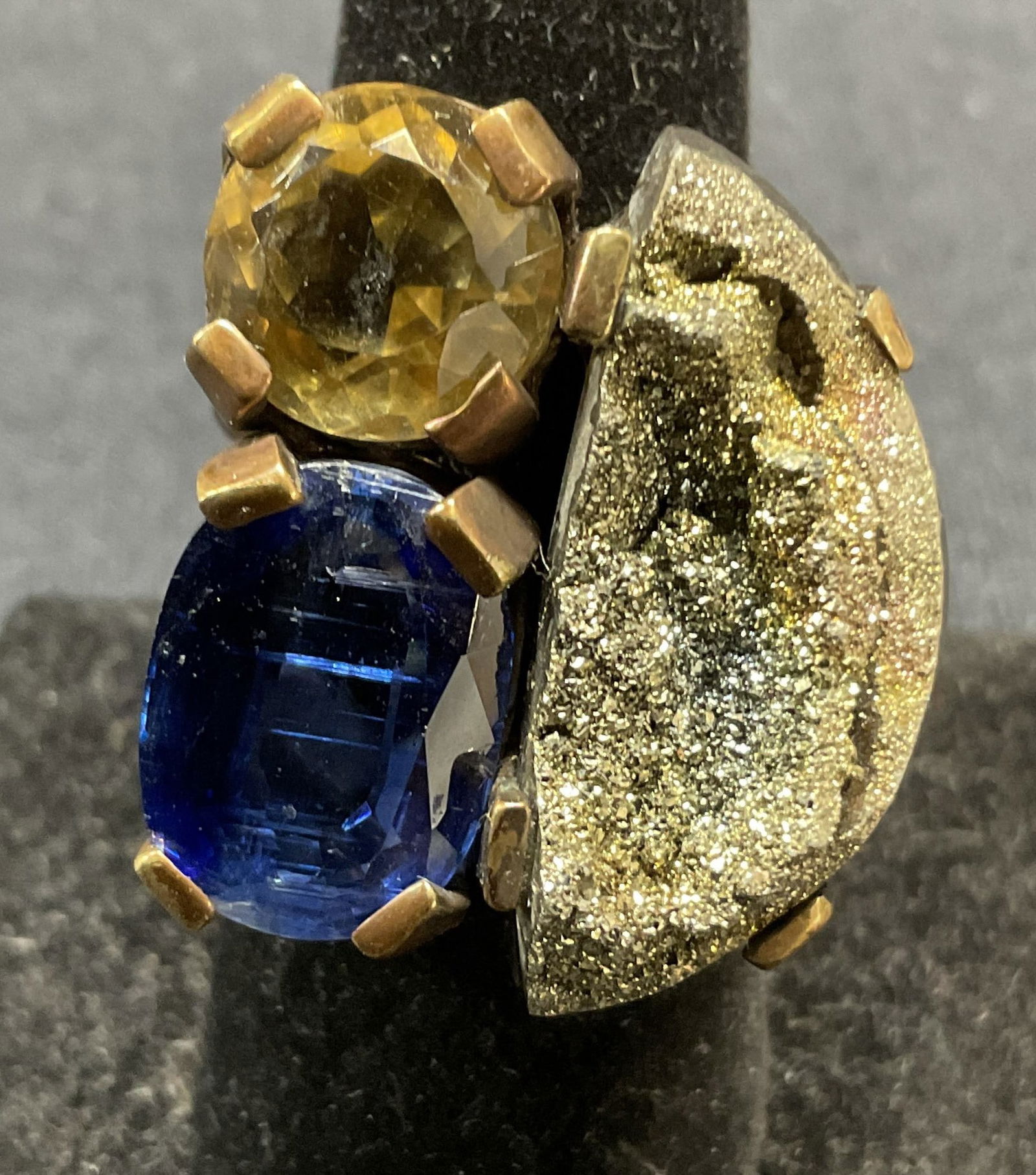 STEPHEN DWECK Topaz & Citrine Ring: Stephen DWECK brass cocktail ring with gemstone and geode setting. Possibly citrine and blue topaz. Signed to interior. Ring size 7. Setting measures approx. 1 inch wide. Some scratching observed. Est