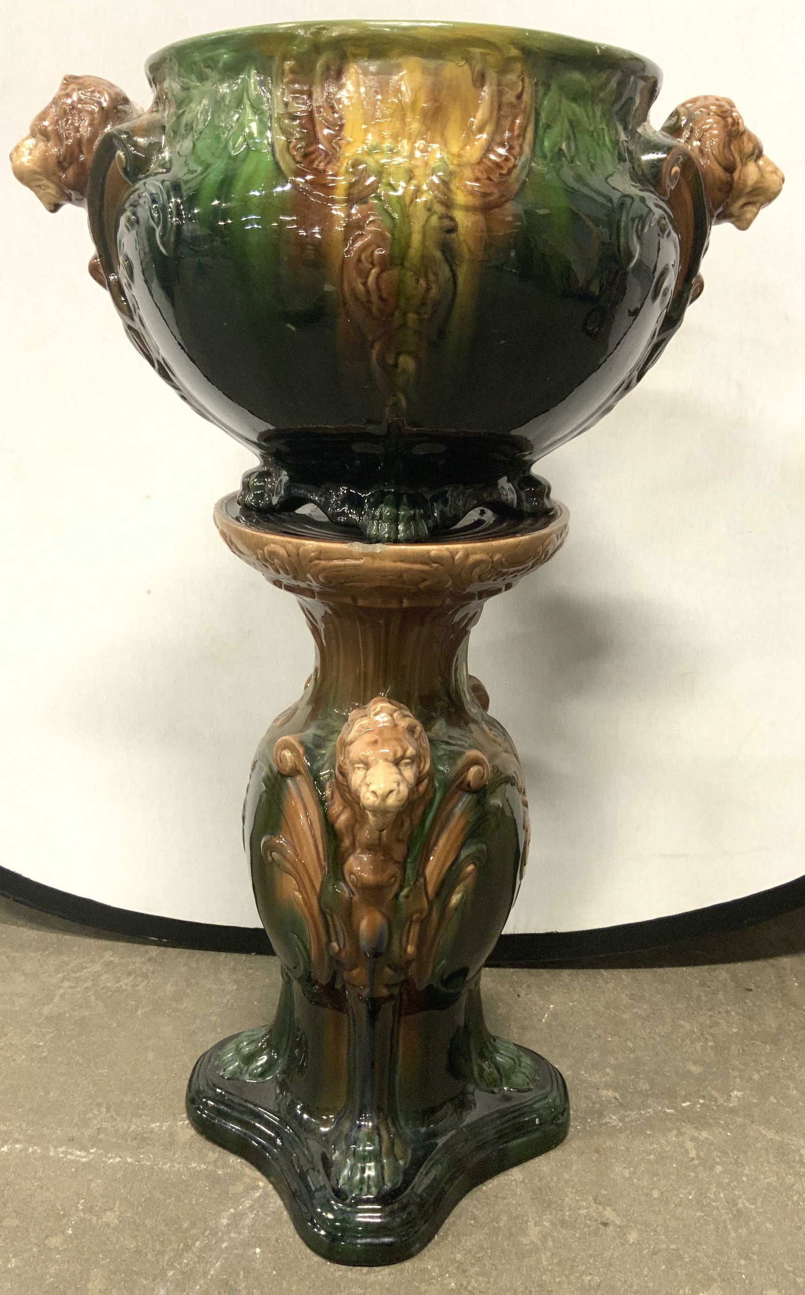 Roseville Majolica Pottery LionHead Jardiniere 2.7ft (1 of 9)