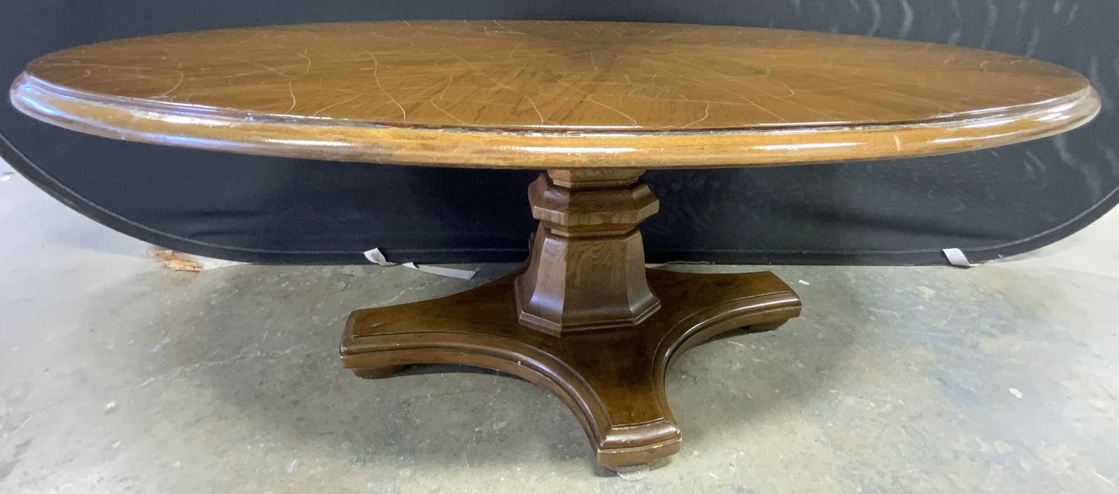 HENREDON Vintage Oval Coffee Table (1 of 13)