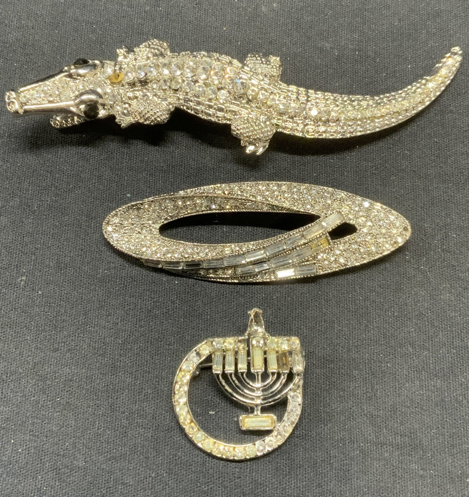 Lot 3 Silver Tn Croc, Menorah, More Brooches (1 of 11)