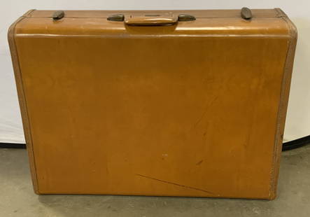 SAMSONITE Vintage Leather Luggage / Suitcase: A vintage brown leather SAMSONITE luggage / suitcase. Metal hardware to the top, handle to the top. Plaque to top reads SHWAYDER BROS INC SAMSONITE. Sticker to underside reads SHWAYDER BROS INC SAMSON