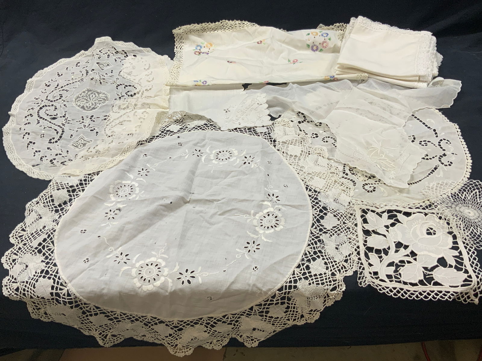 Group Lot 13 Vintage White Table Linens & Doilies (1 of 12)