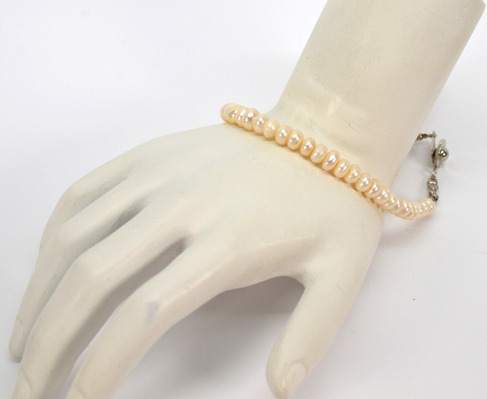 8 in White Button Pearl Bracelet (1 of 4)