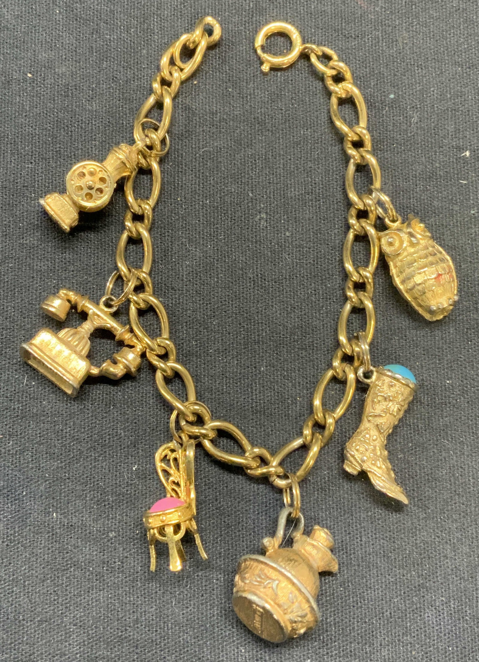 Vintage Avon Gold Tone Charm Bracelet (1 of 6)