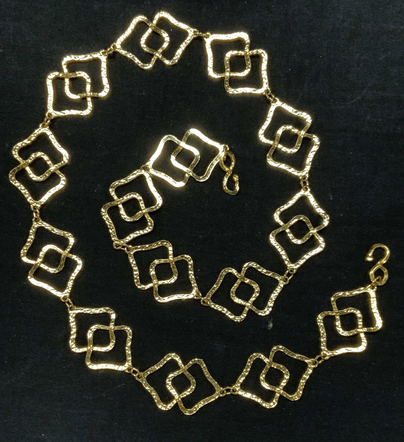 Hammered Gold Tn Metal Interlocking Shape Belt: Interlocking diamond shape gold tone belt, hammered metal , double S hook closure, measures 1.5 in. W x 38.5 in. L . Can use for a smaller waist. ladies belts, fun fashion accessories , wearable acces