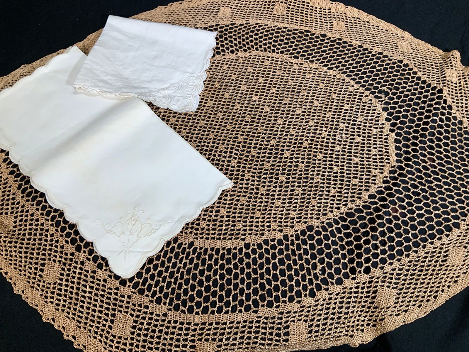 Set 8 New Never Used Linen Napkins, Crochet Doily: Total items 10. New never used vintage set of 8 cream scalloped edge linen napkins, still sewn together as a bunch., corner embroidery . Additional cream scalloped linen napkin not part of set. Center