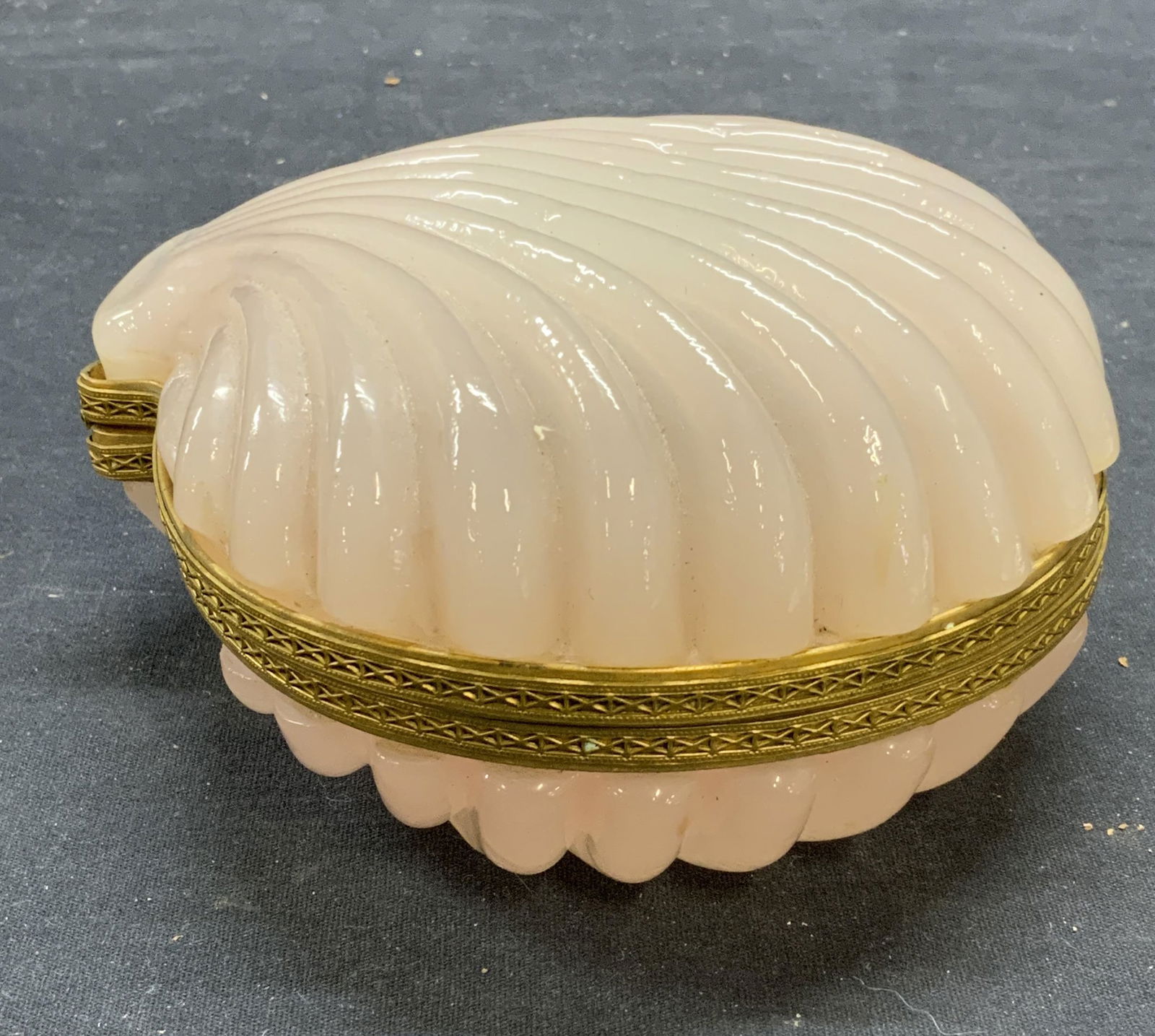 Vintage Pink Art Glass Shell Dresser Box (1 of 10)