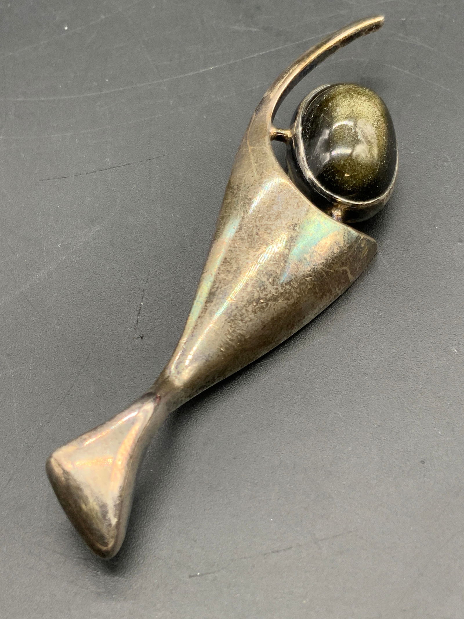 SIGI PINEDA TASCO Sterling Silver Modernist Brooch: Vintage Sigi Pineda Tasco sterling silver 925 modernist iridescent black stone brooch. Underside signed SIGI, TASCO, STERLING, HECHO EN MEXICO, S 2. Trademark above. Metal pin closure to underside. St