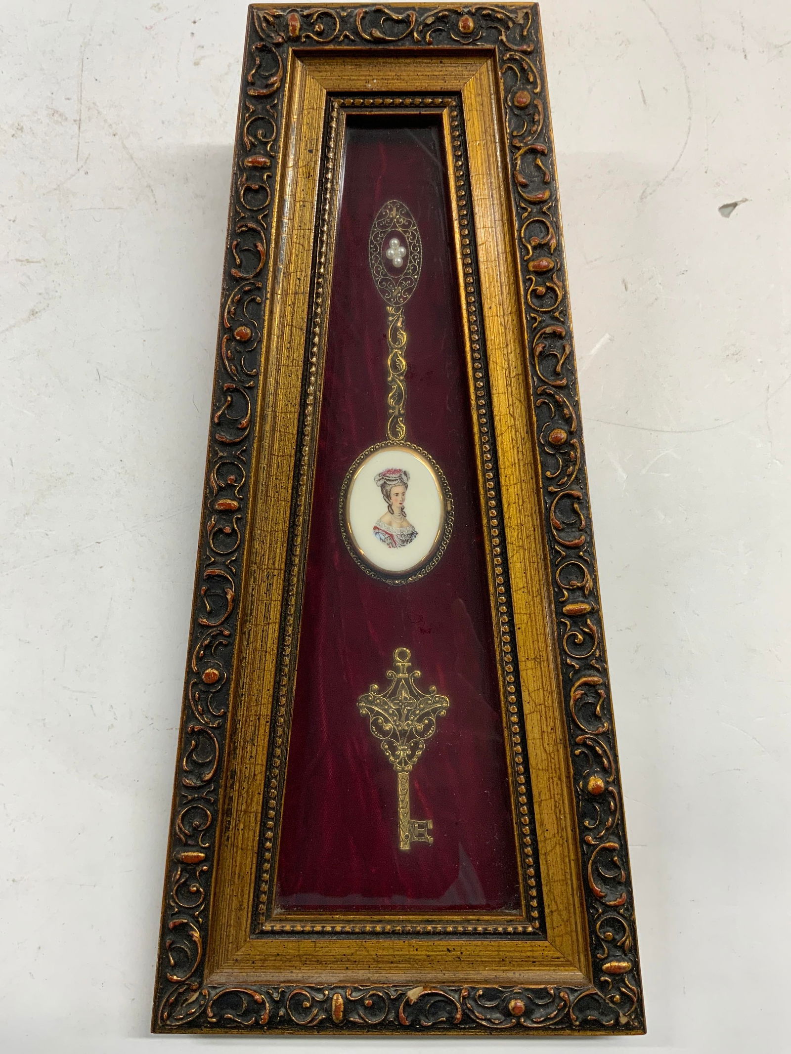 Vntg Framed Victorian Cameo Pendant & Key (1 of 7)