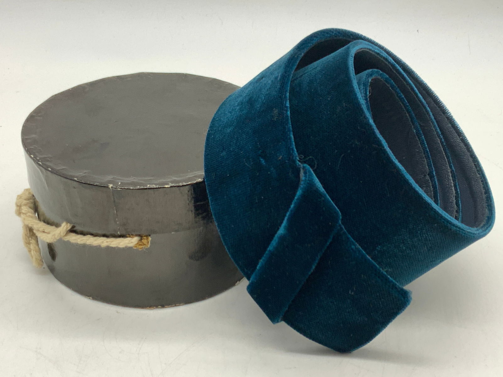 Paris House Suede & Velvet Belt W Box, England (1 of 9)