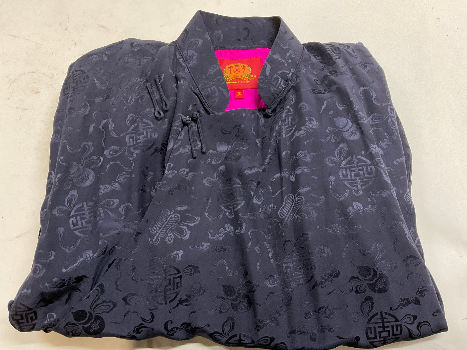 Shanghai Tang Silk Qibao Style Long Sleeve Dress: Dress Shanghai Tang Silk Long Qibao Style Long Sleeve Dress with mandarin collar and frog closures. Navy Blue with fluorescent pink jacquard lining. Size L. Property of Manhattan Estates and Fashion i