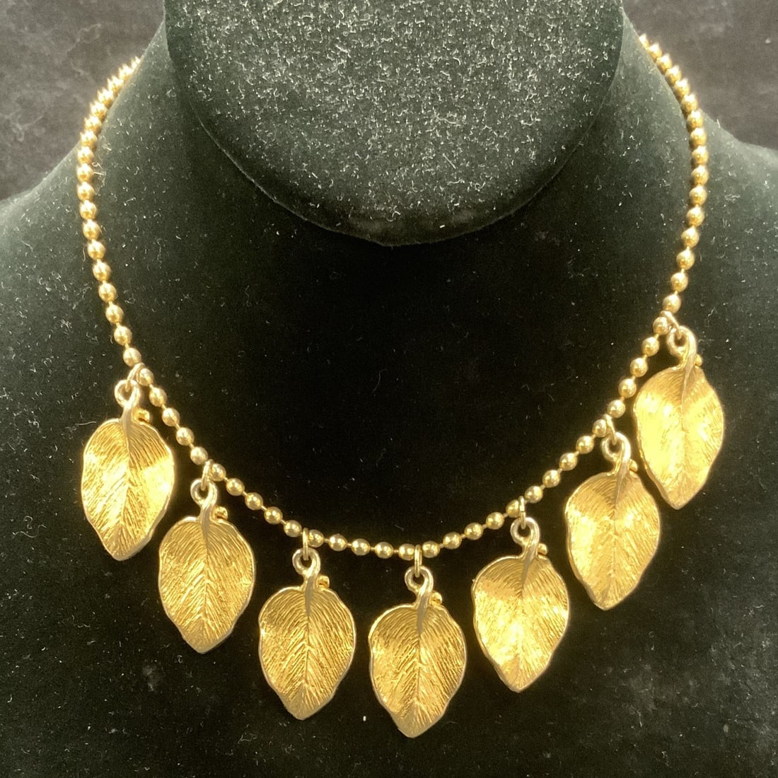 Gold Tone Leaf Pendant Choker Necklace: Gold tone choker necklace with leaf pendants. Drop length approx. 7 inches. Pendants measure approx. 1.25 x .75 inches. Some scratching and loss to finish observed. Estate jewelry, costume jewelry, co
