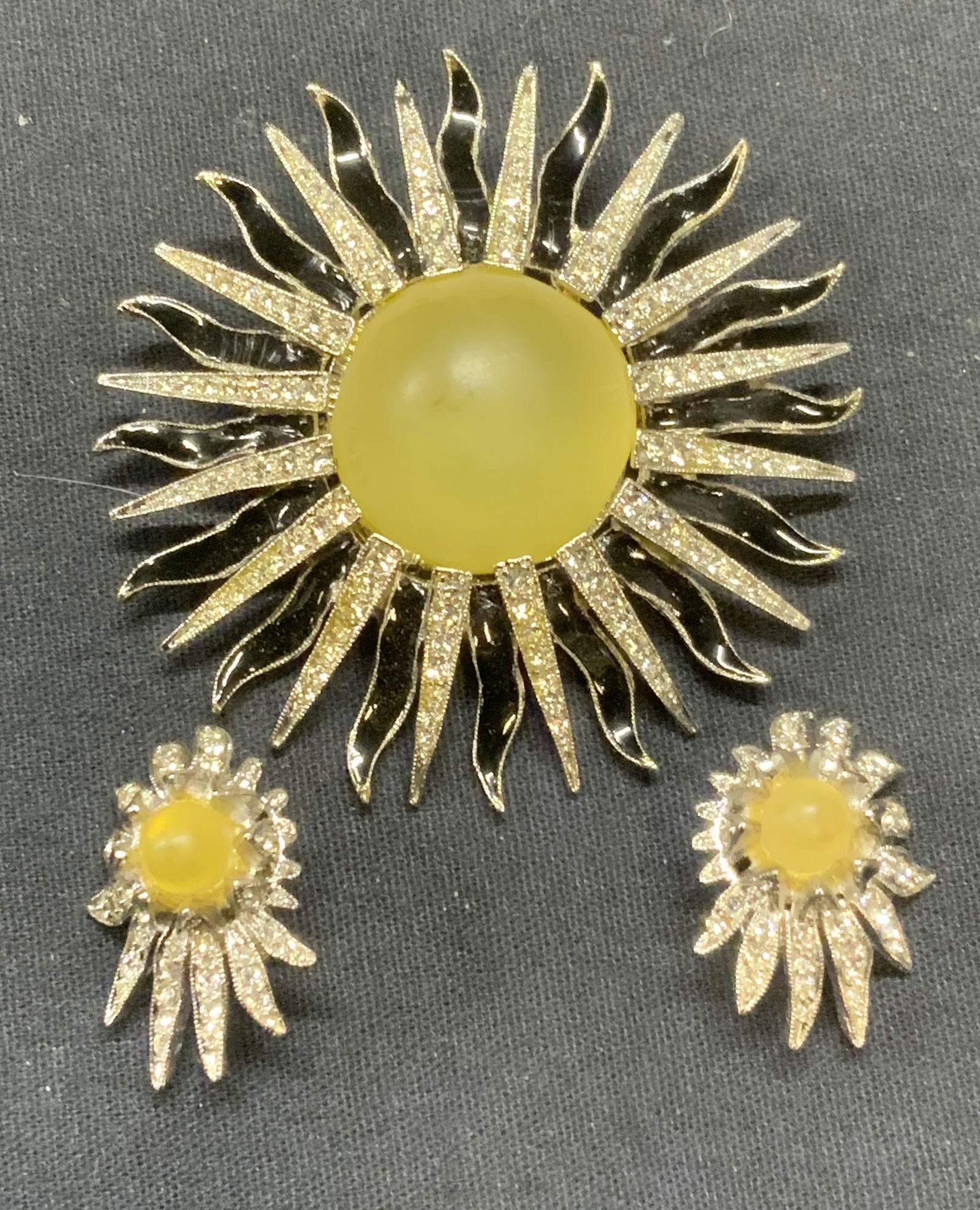 Lot 2 Matching Crystal Flower Brooch & Earrings (1 of 8)