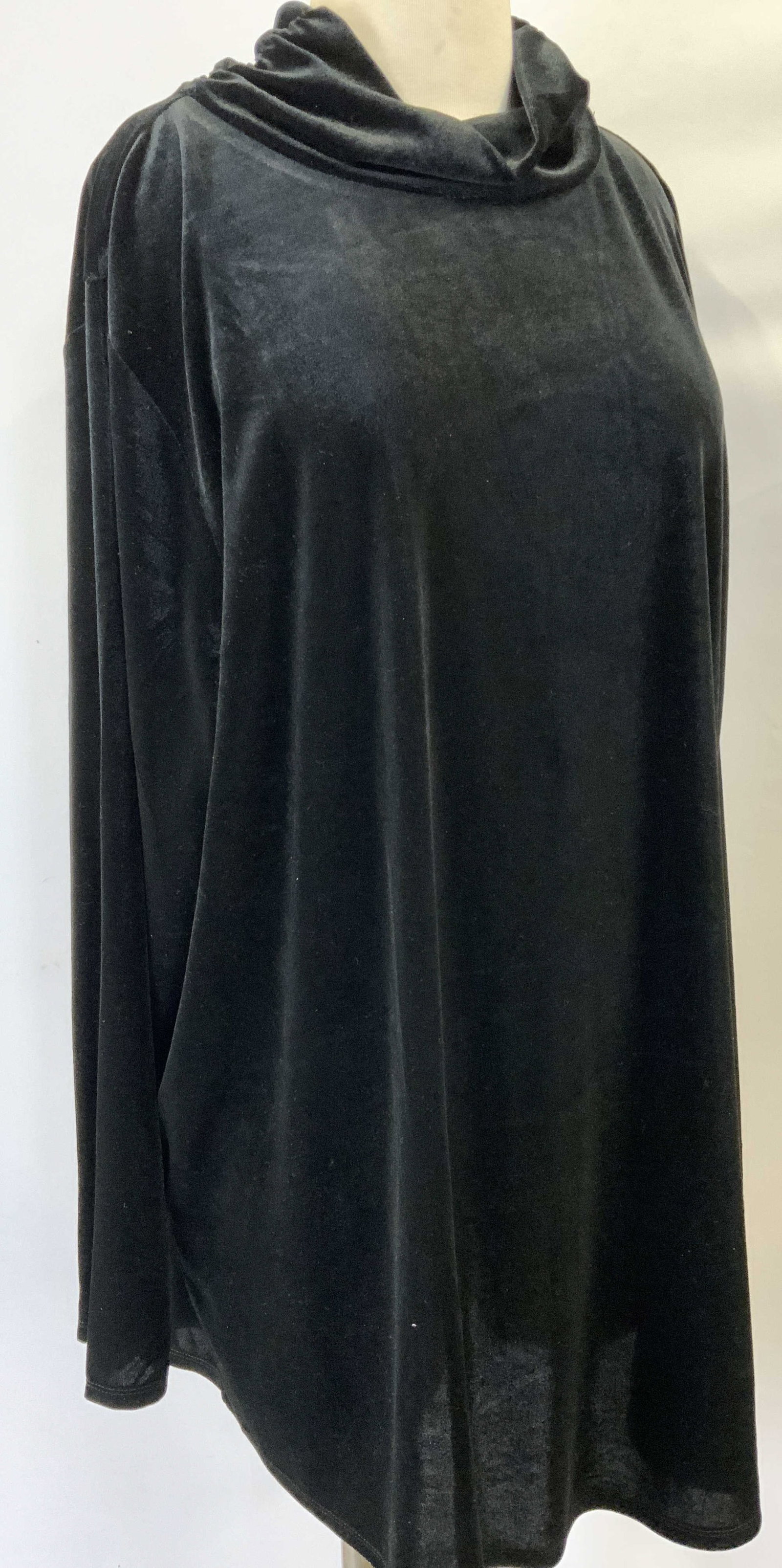 Kim Gravel Black Velvet Top: Long sleeve crew neck ladies plus size top, size 3x. Designer label Belle by Kim Gravel . A polyester velvet with generous stretch. Kim Gravel designer top, plus size ladies wearables, size 3x black v