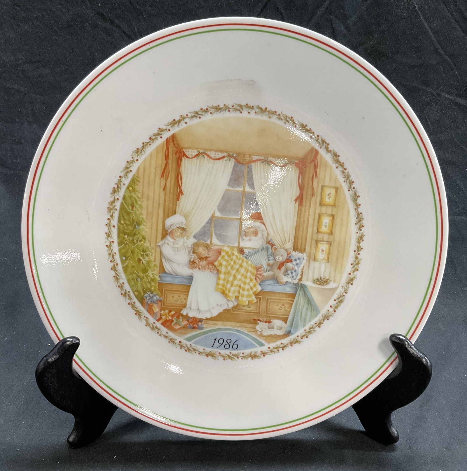 Limited Edition Corelle 1986 Christmas Plate: Collectible Limited Edition Cornelle 1986 Christmas Plate. 1986 commemorative Christmas plate. Limited edition produced at Corning Glass Works Pressure Plant in Corning, New York. the design was print